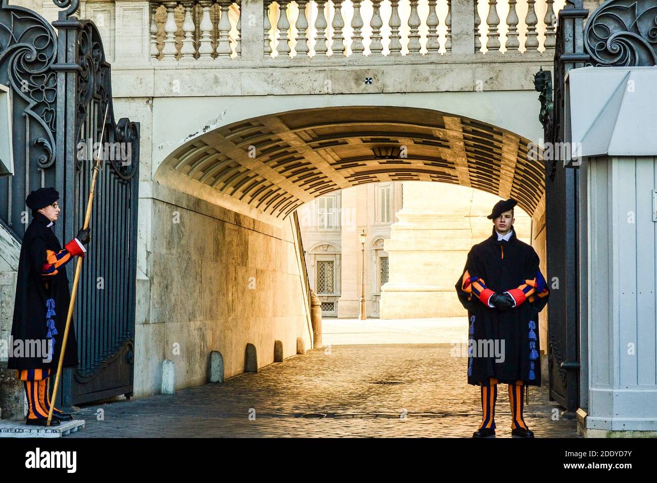 ITALIE, VATICAN, 23.12.2011. Anciens soldats costumés dans la cité du Vatican et la basilique Saint-Pierre Banque D'Images