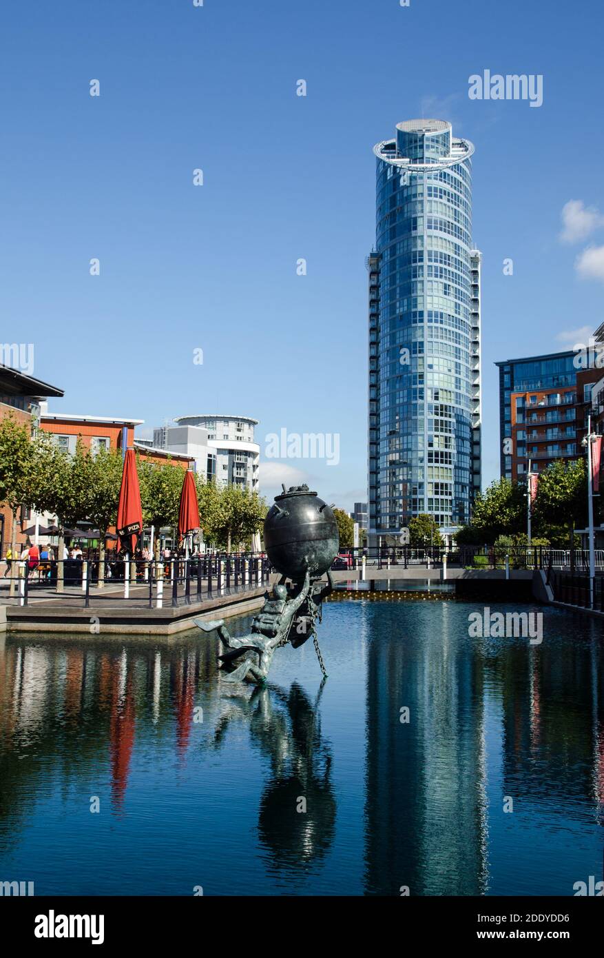 Vue le long d'un quai reconverti en direction de l'immeuble d'appartements numéro 1 Gunwharf Quays à Portsmouth, Hampshire. Le Vernon Monument à la Marine royale d Banque D'Images