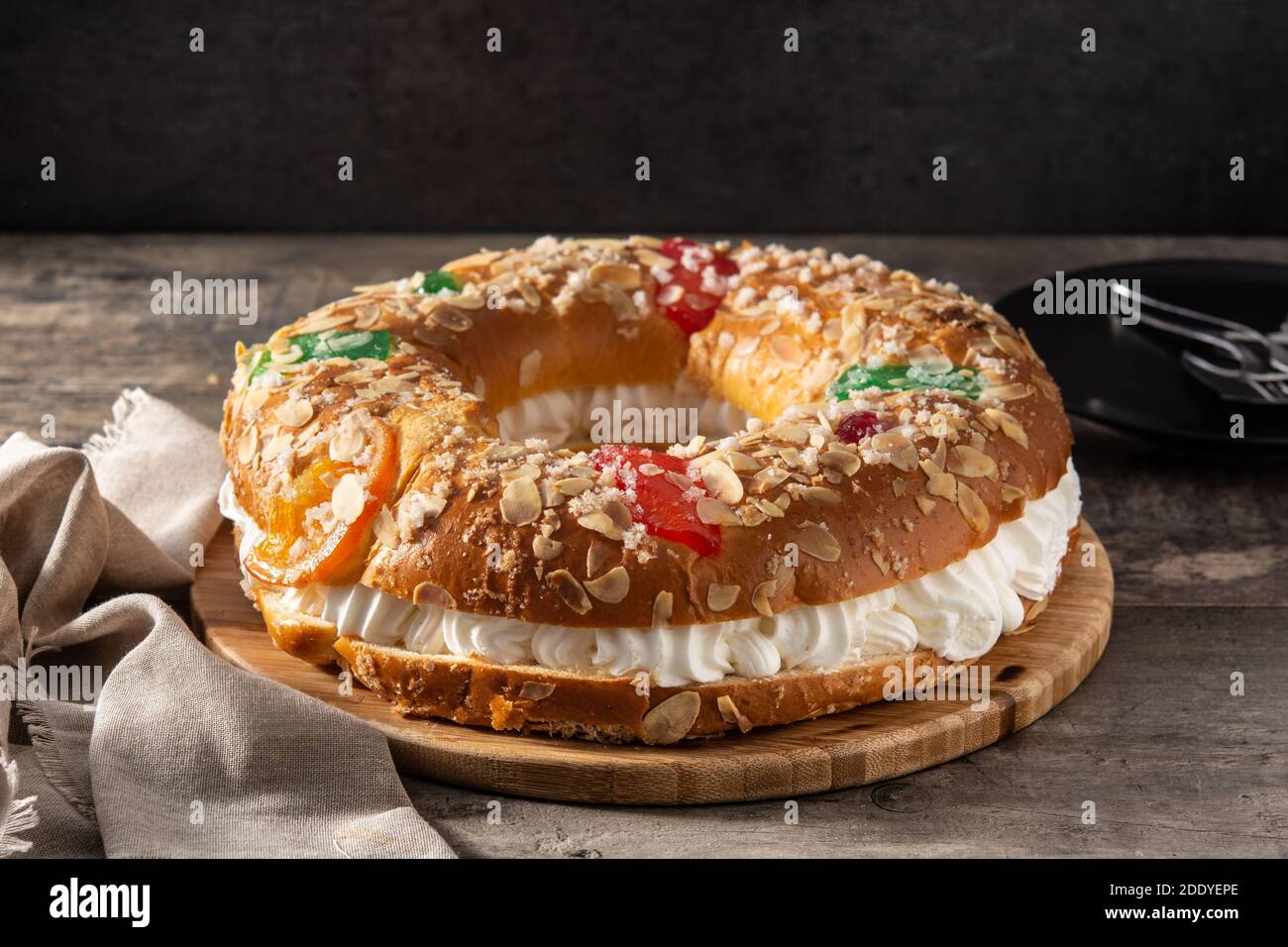 Gâteau Epiphanie 'Roscon de Reyes' sur table en bois Banque D'Images