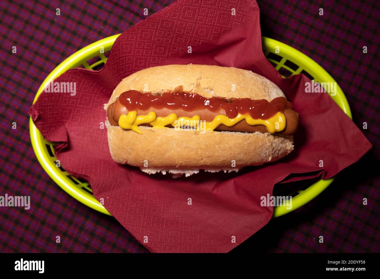 Hot dogs servis dans un pain avec ketchup et moutarde. Le sandwich est servi dans un panier. Banque D'Images