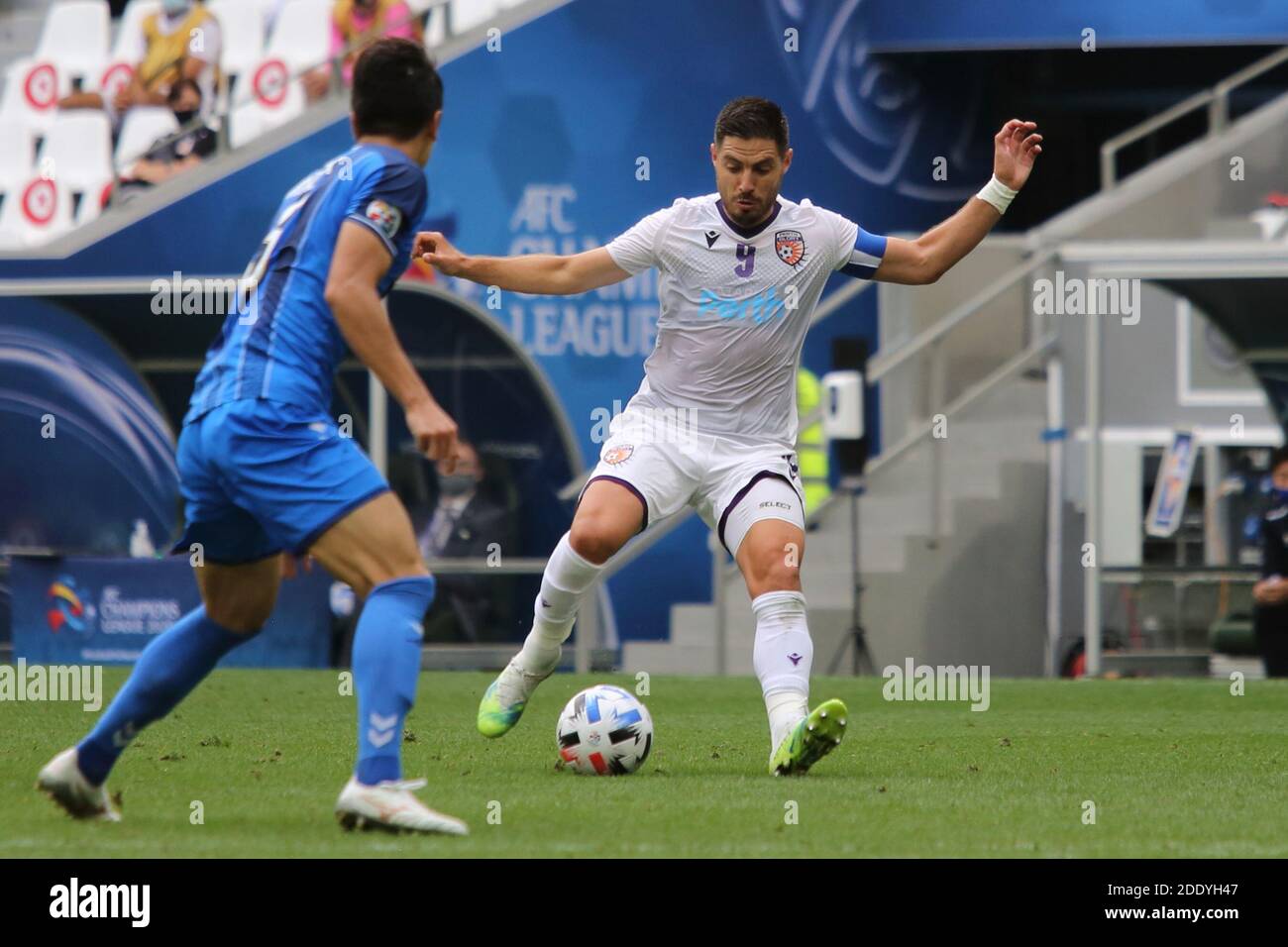 DOHA, QATAR - NOVEMBRE 27 : Bruno Fornaroli de Perth Glory lors du match F de l'AFC Champions League entre Ulsan Hyundai et Perth Glory au stade Education City Stadium, le 27 novembre 2020 à Doha, Qatar. (Photo de Colin McPhedran/MB Media) Banque D'Images