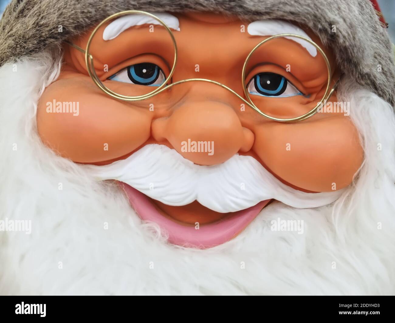 Visage du Père Noël avec une barbe blanche Banque D'Images