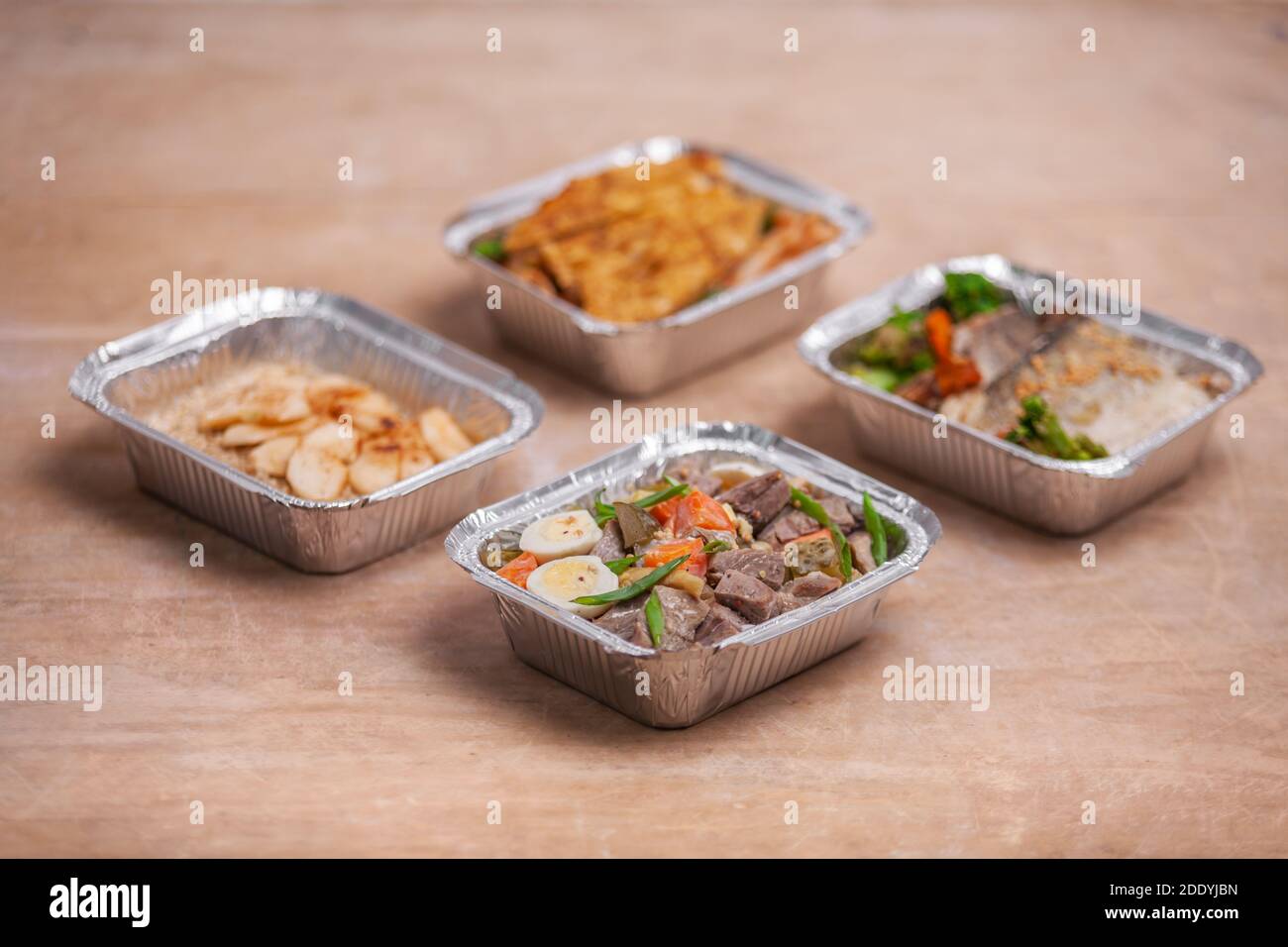 emporter les boîtes à lunch avec le repas frais dans un récipient en aluminium ou une alimentation saine Banque D'Images