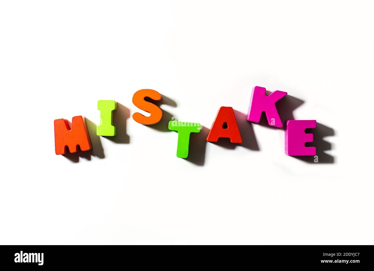 Lettres abc colorées avec fautes d'orthographe de texte de mot à l'arrière-plan isolé avec ombres et volume, mauvaise décision, faute, erreur, nouvelle expérience conc Banque D'Images