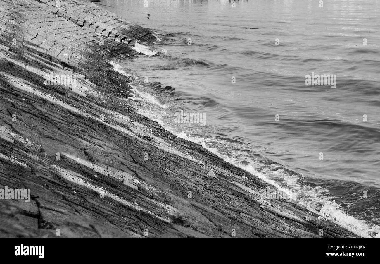 Le mouvement de la vague dans la rive de la rivière, j'ai capturé cette image de Dhaka, fleuve Burigongga, Bangladesh, Asie, surface, vieux, texturé, Banque D'Images Le mouvement de la vague dans la rive de la rivière, j'ai capturé cette image de Dhaka, fleuve Burigongga, Bangladesh, Asie, surface, vieux, texturé, Banque D'Images