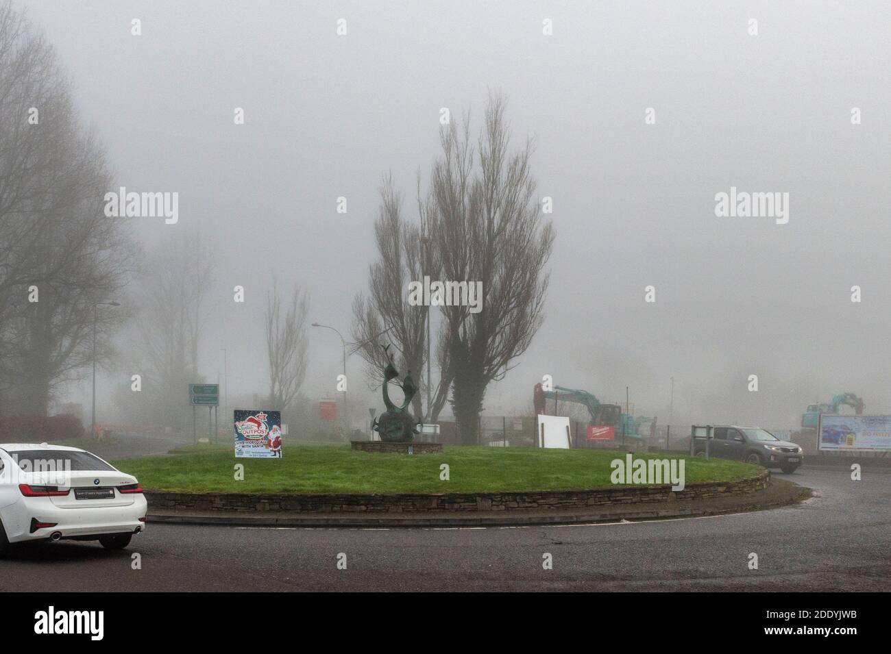 Bandon, West Cork, Irlande. 27 novembre 2020. Ce matin, le brouillard continue sur le rond-point N71 à Bandon à West Cork après un avertissement de brouillard jaune met Eireann. Crédit : AG News/Alay Live News Banque D'Images