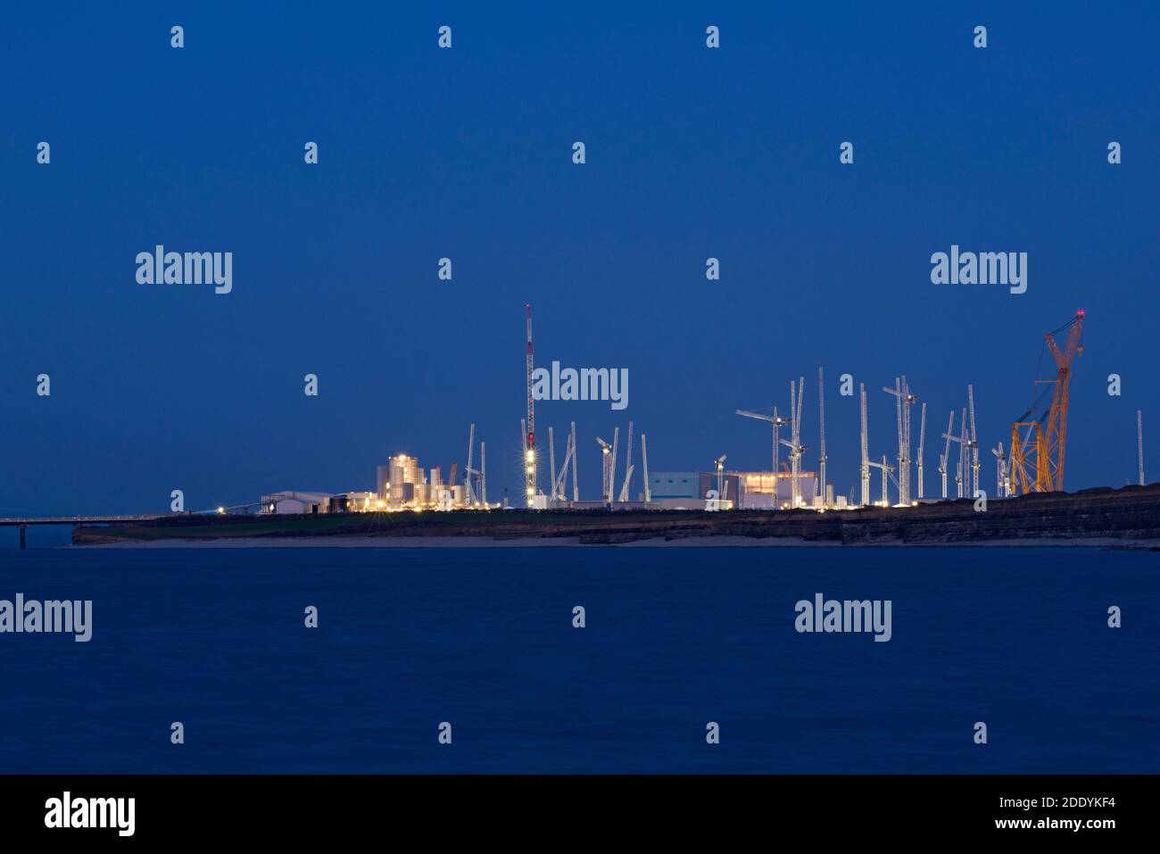 Le chantier de construction de la centrale nucléaire de Hinkley point C sur la côte Somerset, en Angleterre, la nuit. Banque D'Images