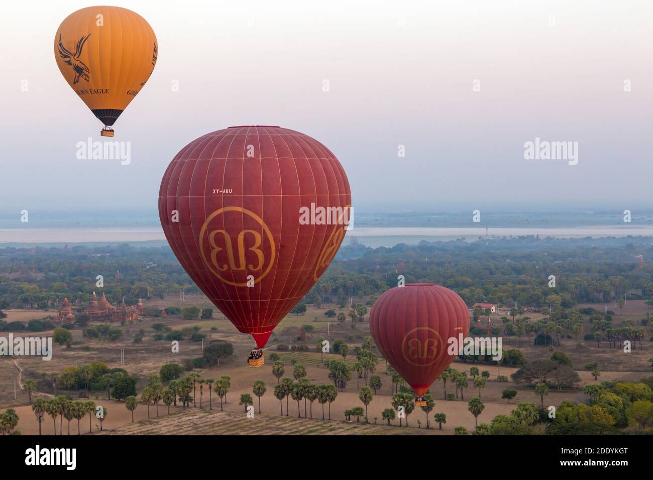 Montgolfières survolant des temples à Bagan à l'aube, le Myanmar (Birmanie), l'Asie en février, extrait de l'air en montgolfière Banque D'Images