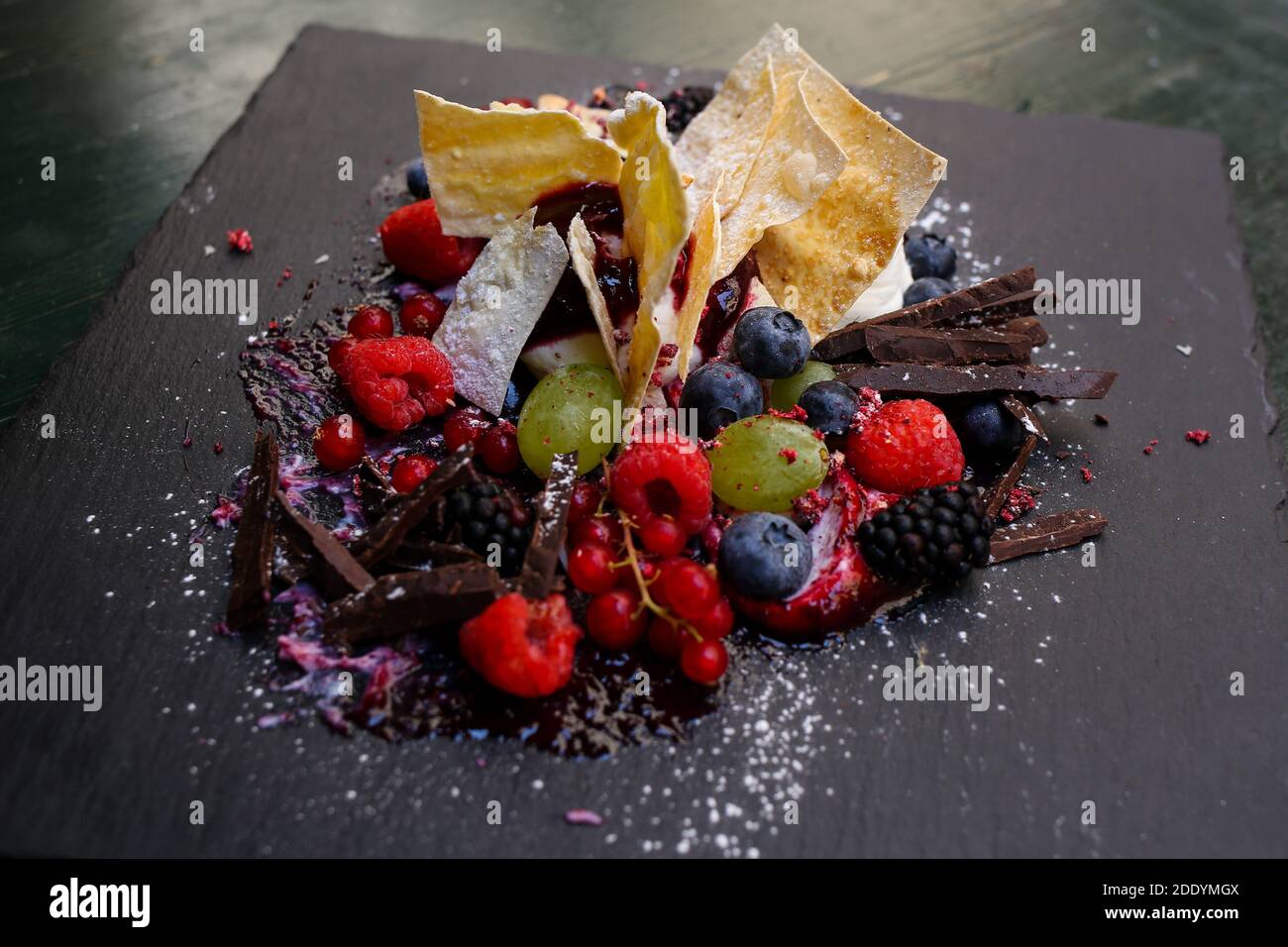 gros plan de la lallefeuille renversée avec de la ricotta et de la crème mascarpone, des flocons de chocolat amer et des baies sauvages Banque D'Images