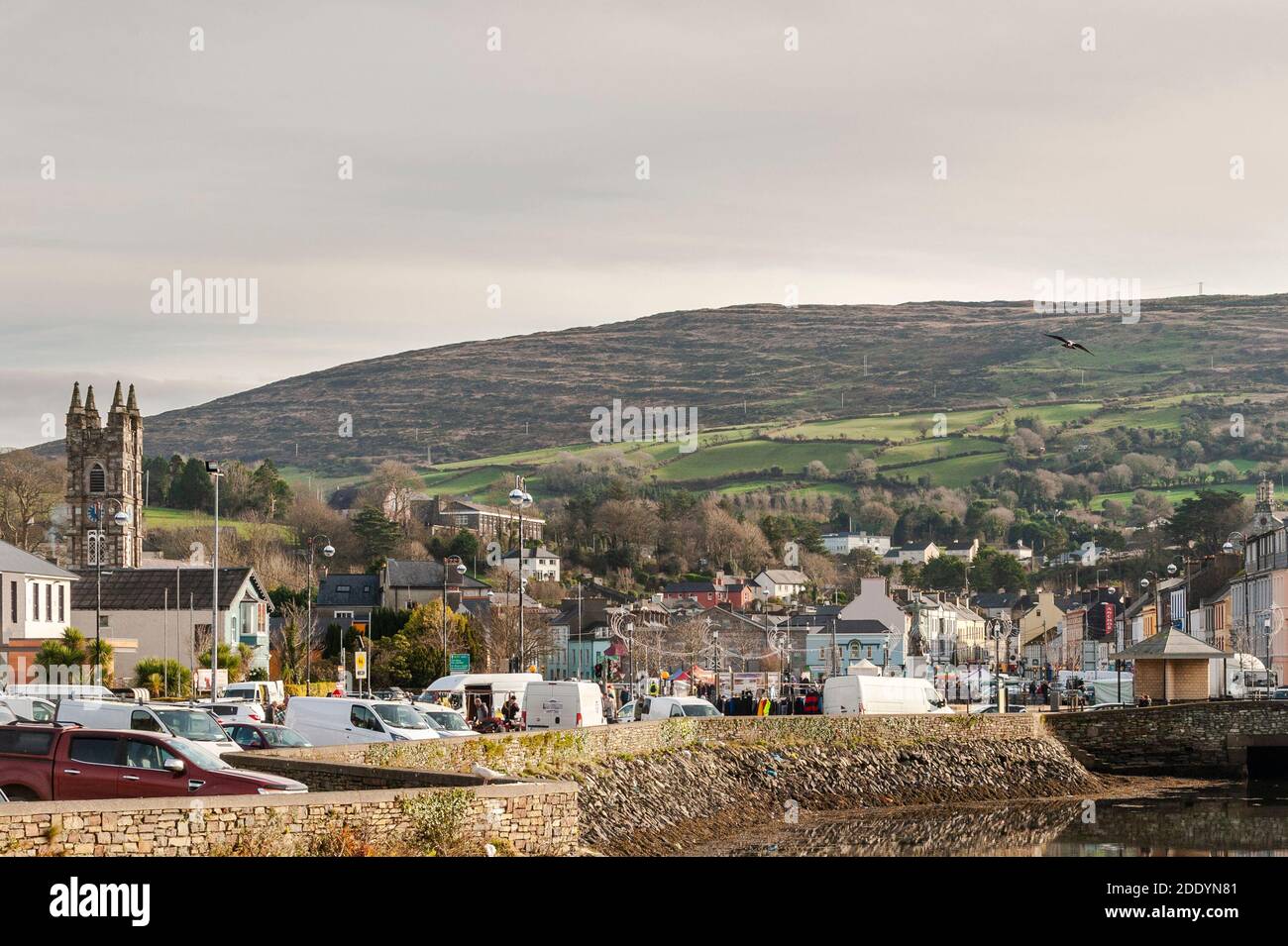 Bantry, West Cork, Irlande. 27 novembre 2020. Après la levée du met Eireann Yellow Fog Warning tard ce matin, le soleil a fait une apparition sur Bantry Friday Market, qui a été bien fréquenté par les commerçants et les acheteurs. Crédit : AG News/Alay Live News Banque D'Images