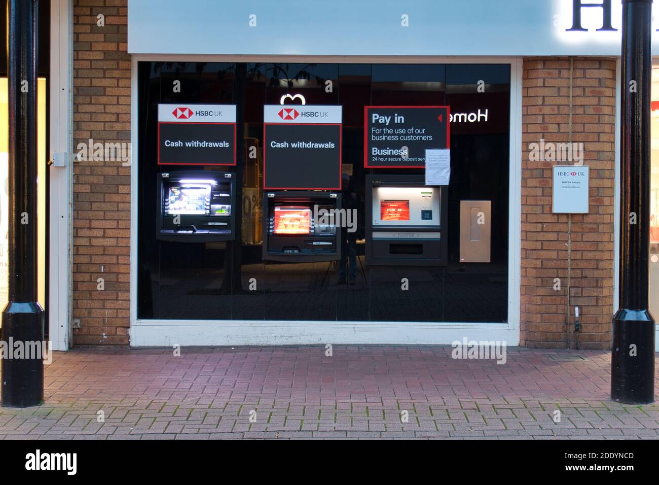 Trois distributeurs automatiques de billets (DAB) avec écrans éclairés à l'extérieur d'une succursale de la banque HSBC dans le nord-ouest du Royaume-Uni. Banque D'Images