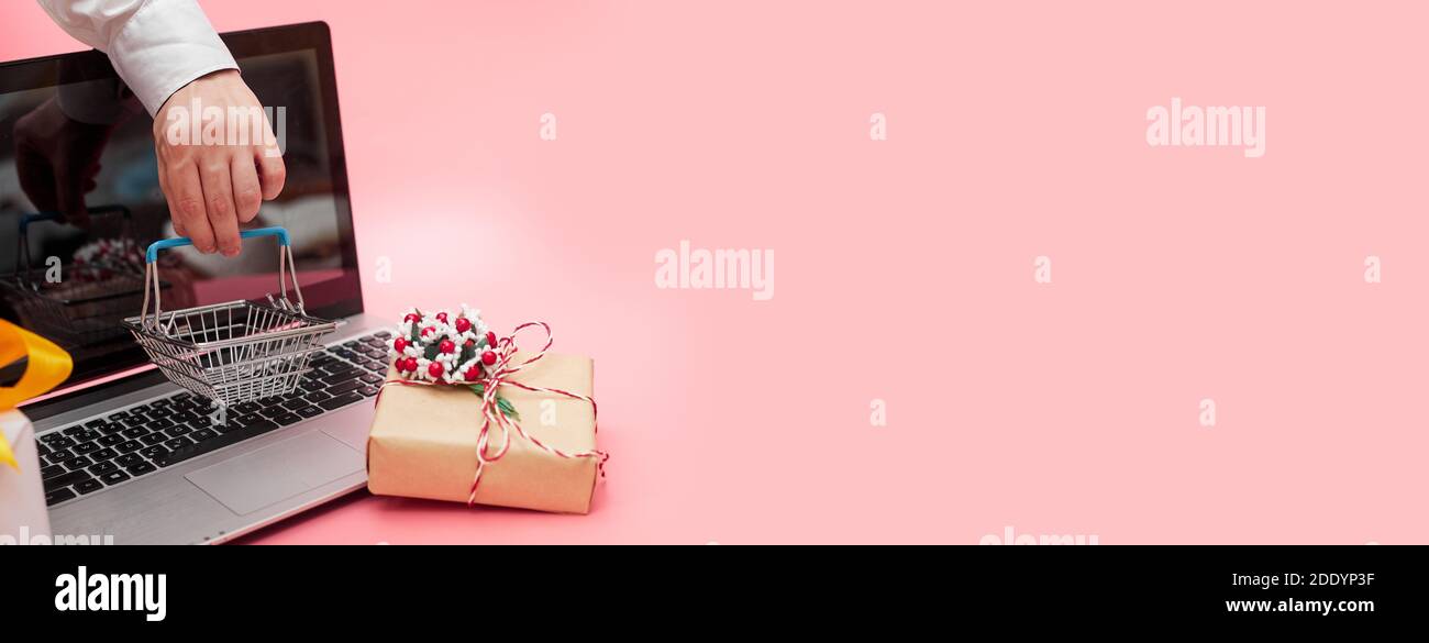 marketing en ligne, krismas concept ordinateur portable avec cadeaux, sur fond rose, bannière, espace de copie Banque D'Images