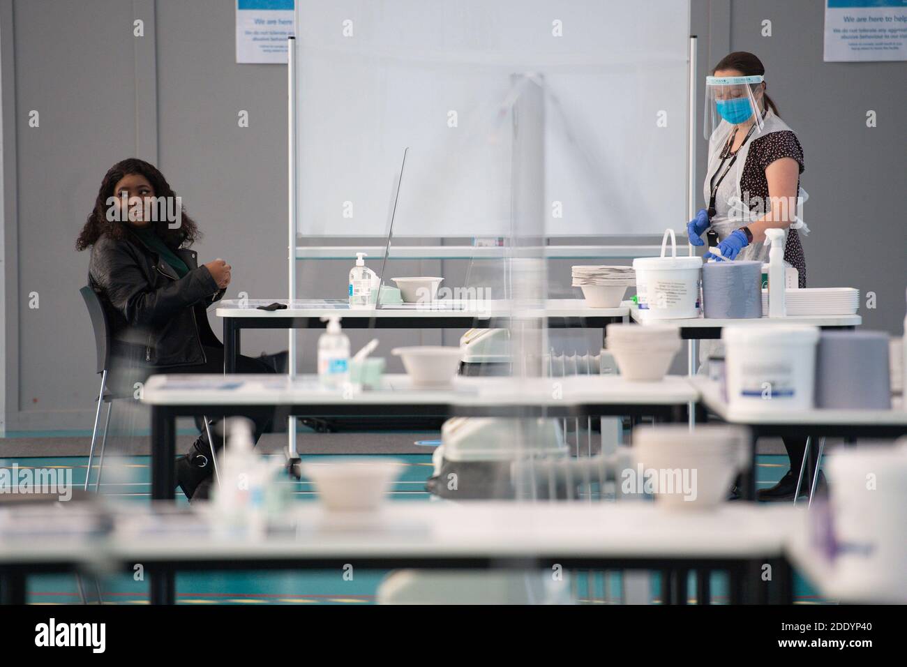 L'étudiante Lorraine Gorimani est la première à obtenir un test Covid-19 dans un centre de test de masse de fortune établi à l'Université de Northampton, avant les tests de masse lundi pour les vacances de Noël. Banque D'Images