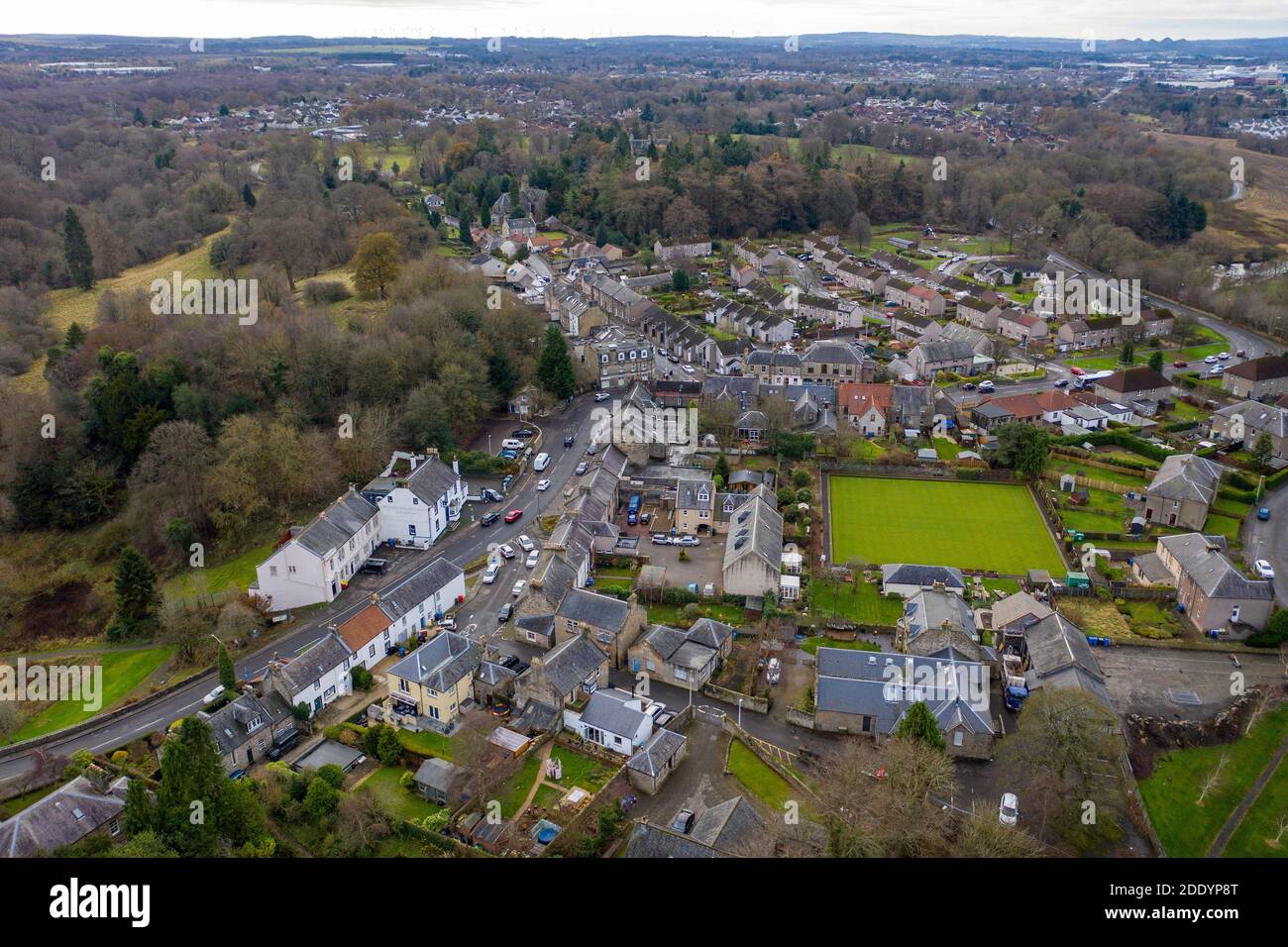 Vue aérienne du centre du village de Mid Calder, West Lothian, Écosse Banque D'Images