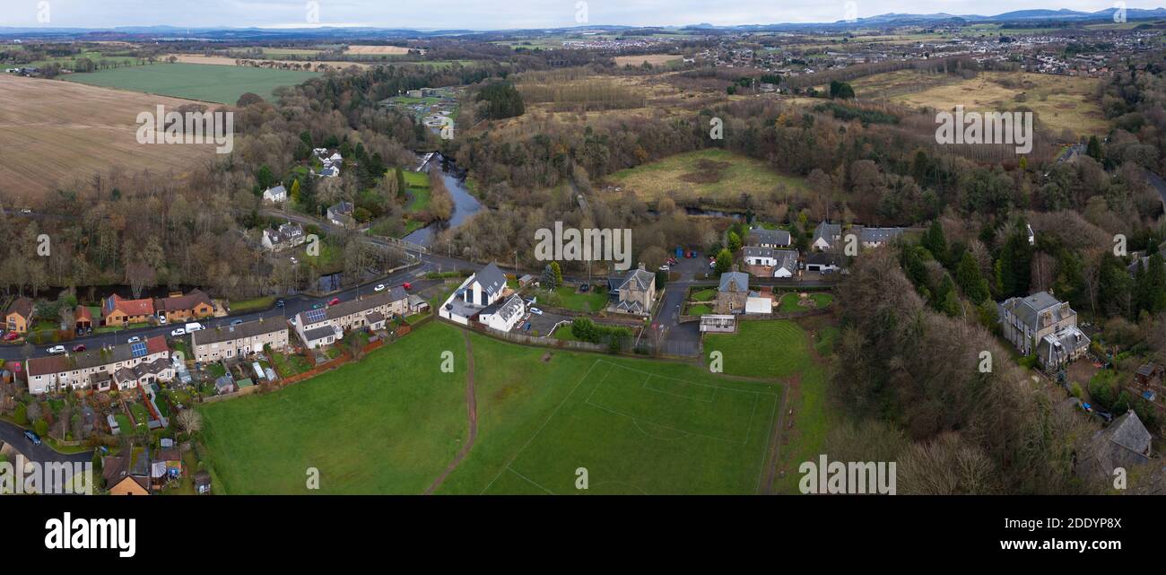 Vue aérienne du centre du village de Mid Calder, West Lothian, Écosse Banque D'Images