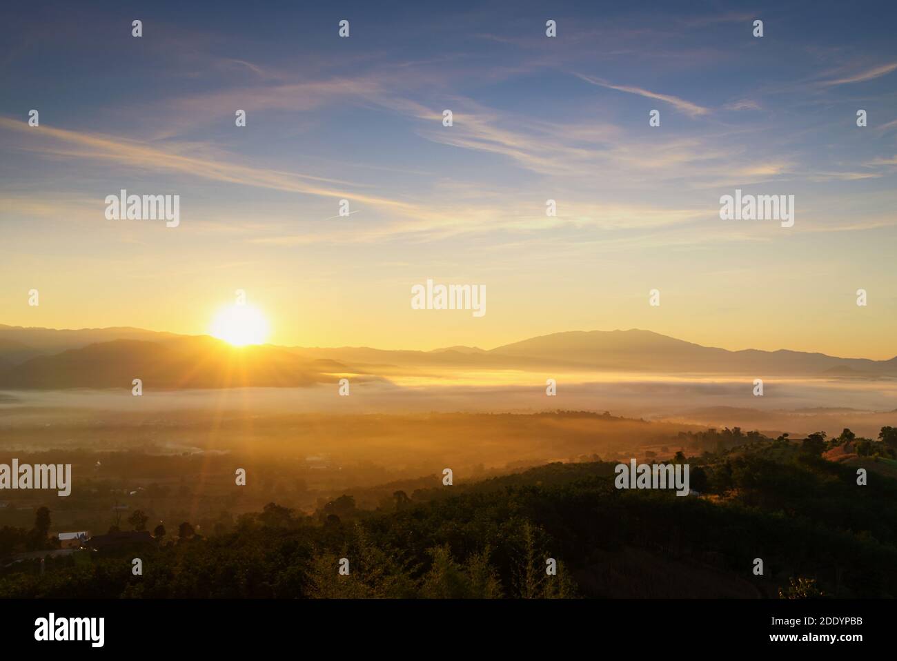 Saison de voyage d'hiver, beau paysage de la ville de Pai avec brume sur la montagne au lever du soleil dans Yun Lai point de vue, Pai, Mae Hong son près de Chiang Mai, Thaila Banque D'Images