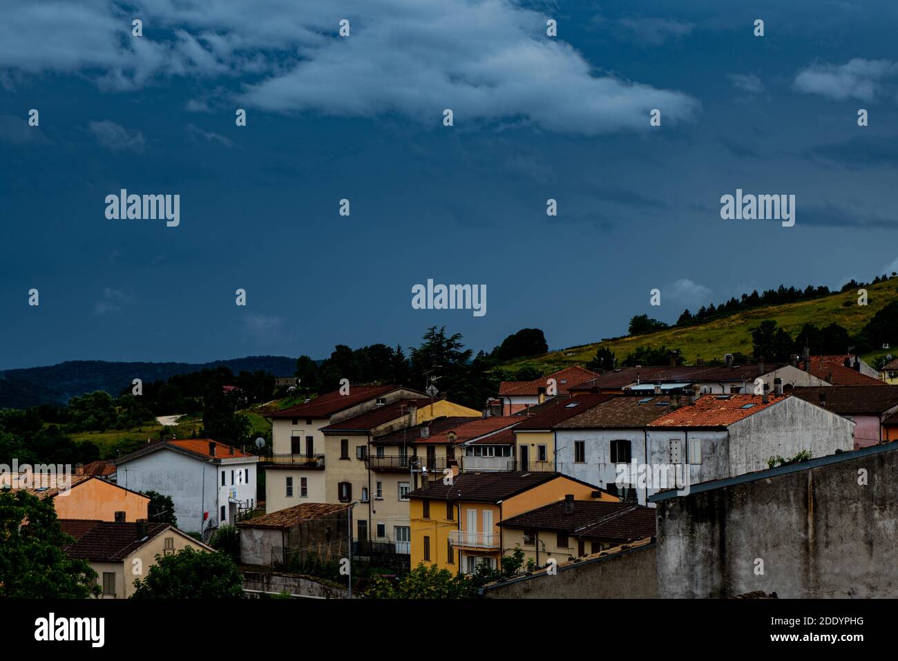 Ciel gris sur le petit village de montagne italien Banque D'Images