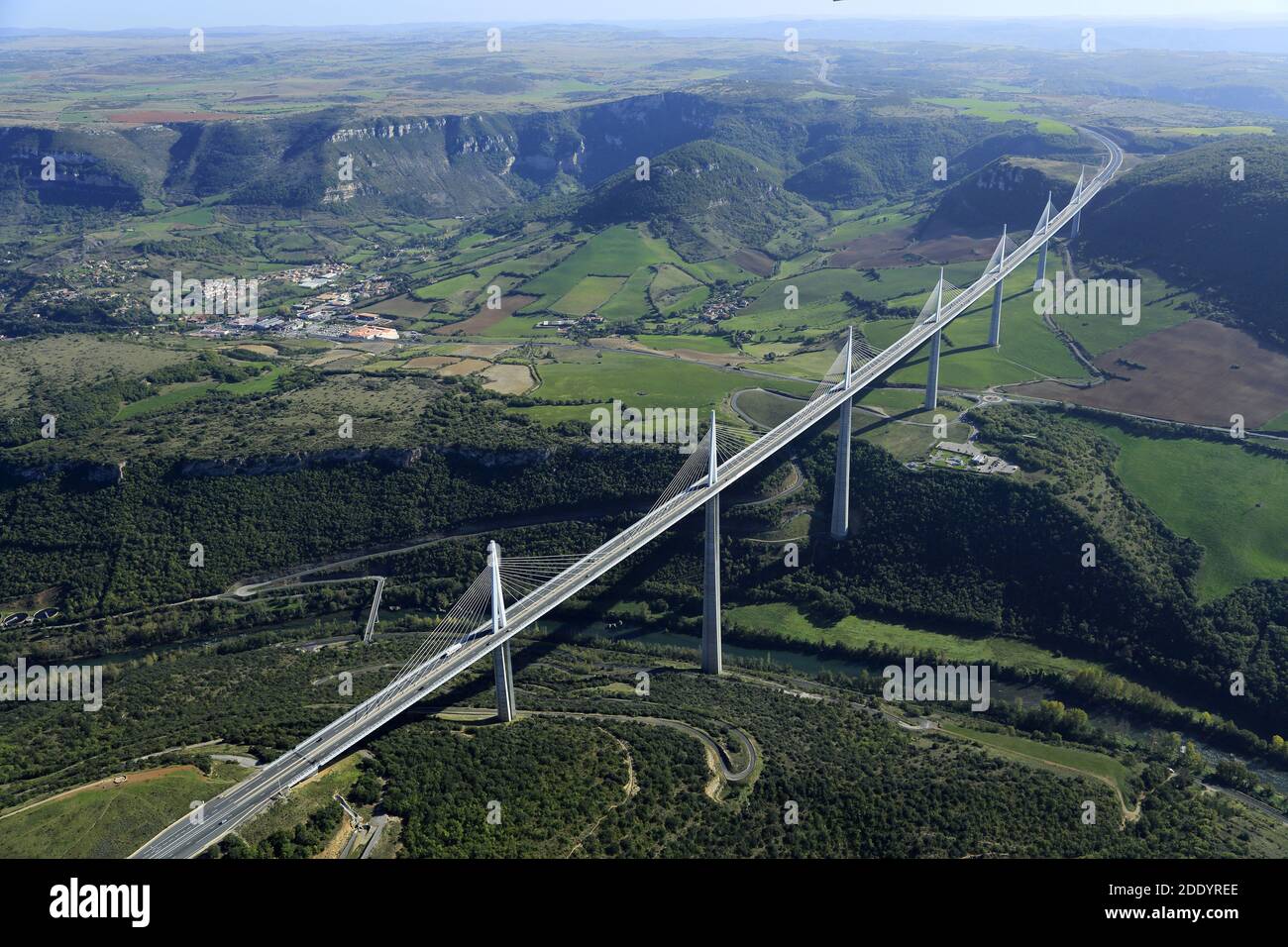 Millau (sud de la France) : vue aérienne de la ville et du viaduc, pont à plusieurs travées avec passage de câbles traversant la vallée du Tarn Banque D'Images
