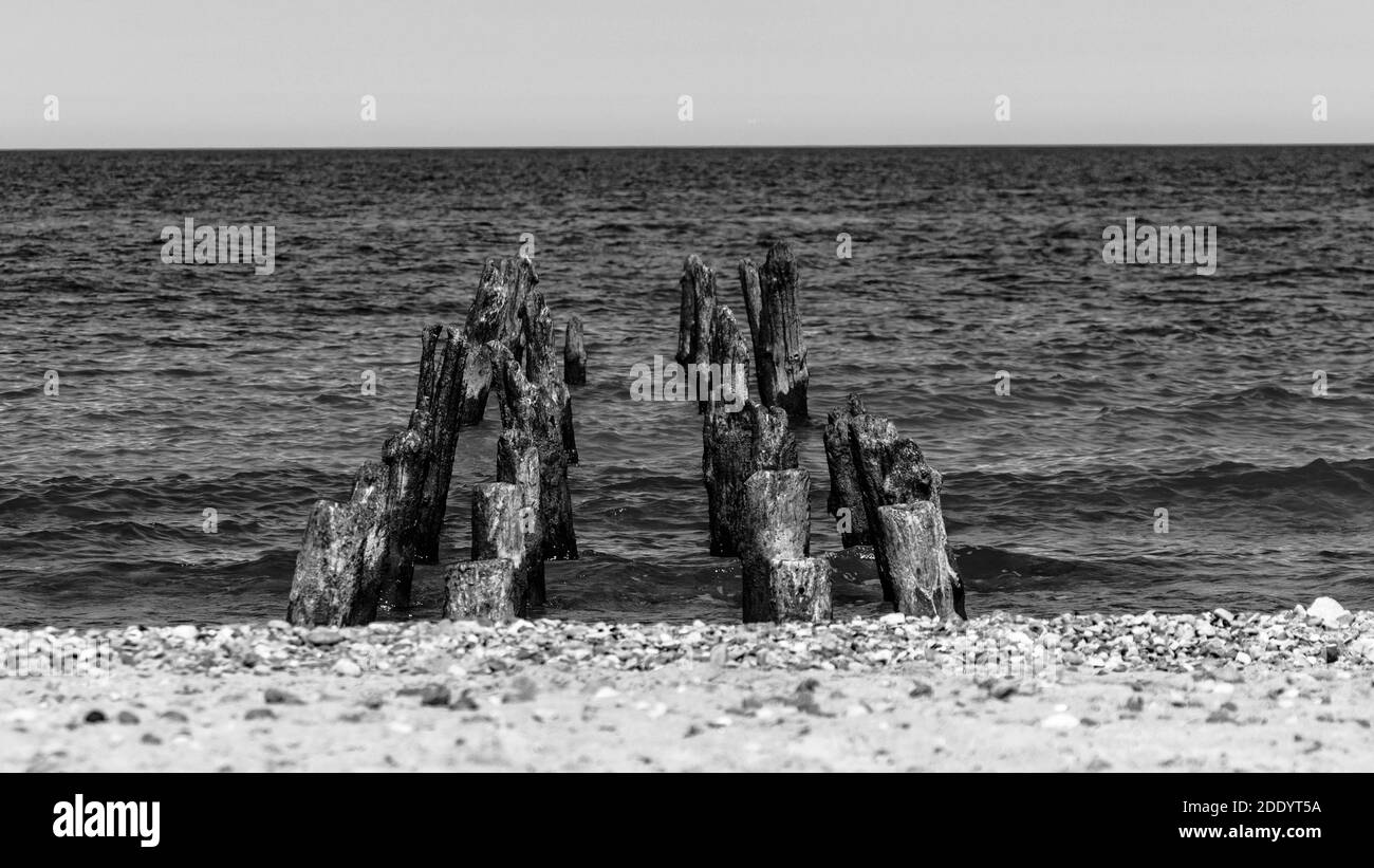 brise-lames en bois sur fond de mer calme et de sable Banque D'Images