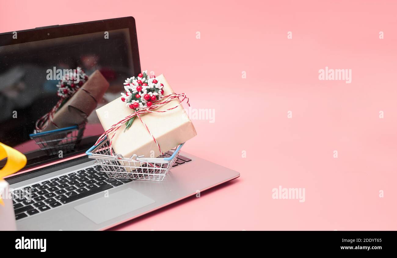 marketing en ligne, krismas concept ordinateur portable avec cadeaux, sur fond rose, bannière, espace de copie Banque D'Images