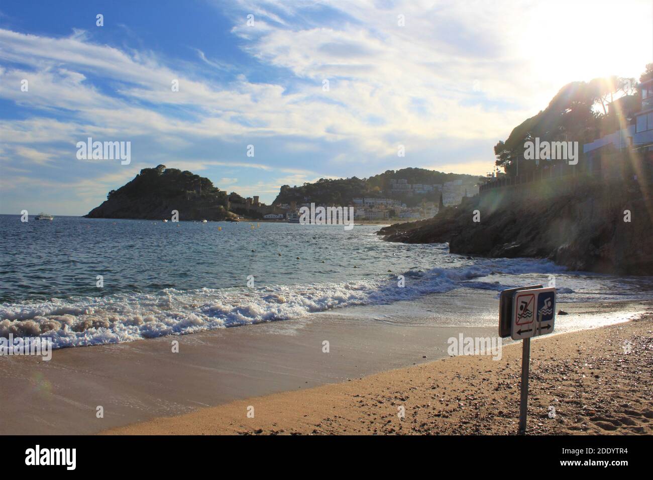 Vue sur la mer espagnole avec vue sur les vagues et les rochers une plage Banque D'Images