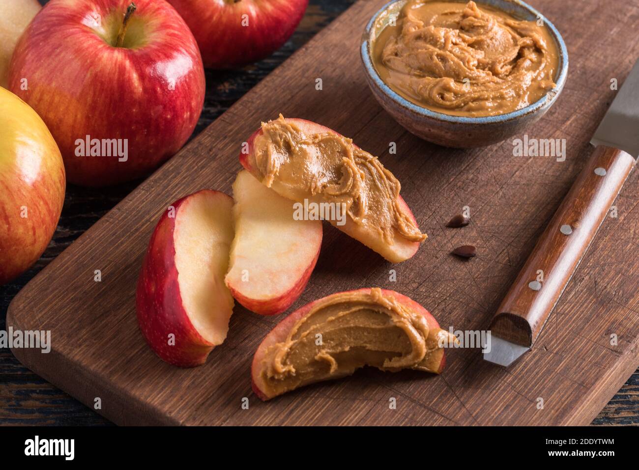Tranches de pomme et beurre d'arachide Banque D'Images