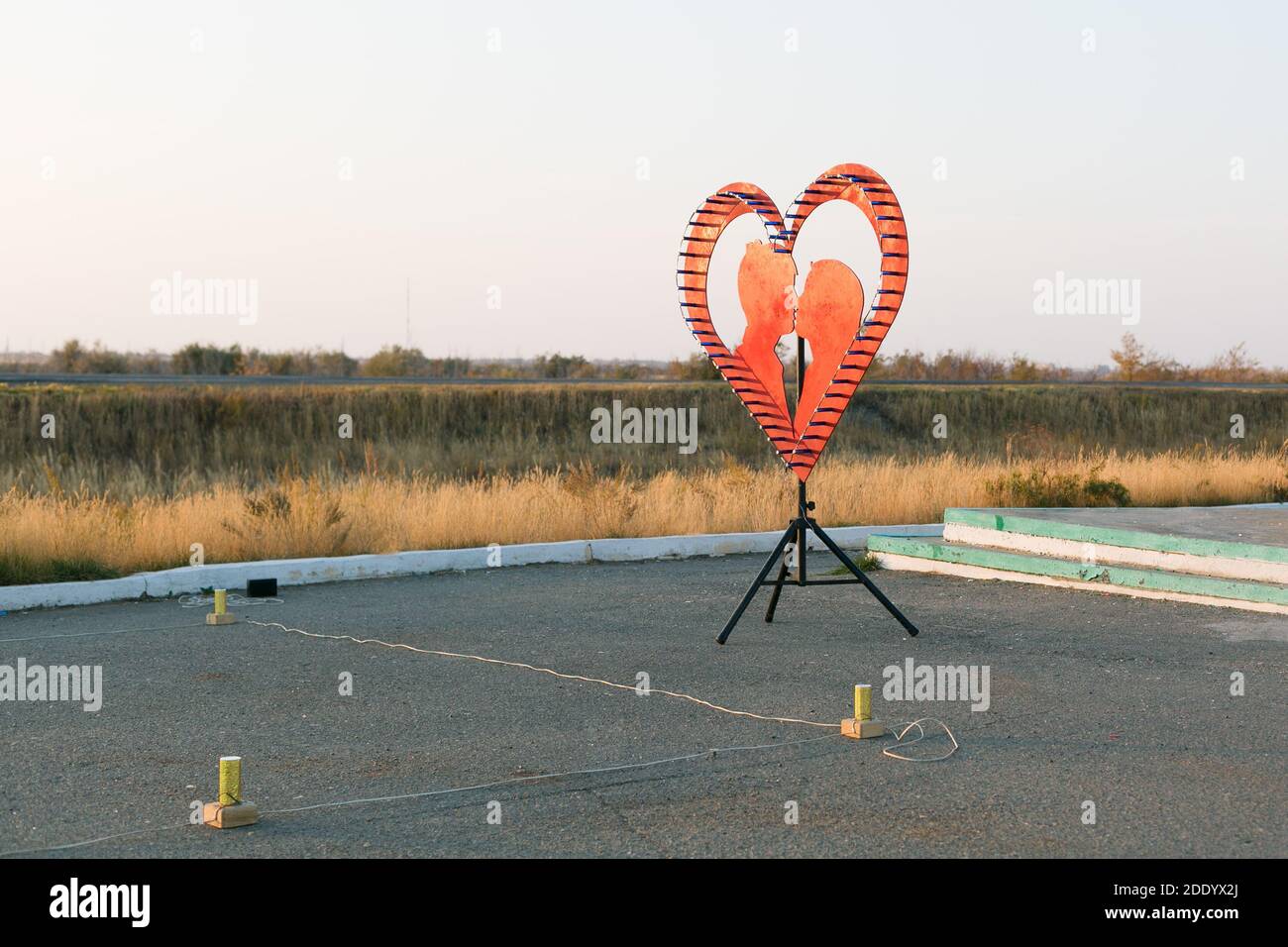 Mettez les feux d'artifice de mariage en forme de coeur et de silhouette de personnes. Banque D'Images