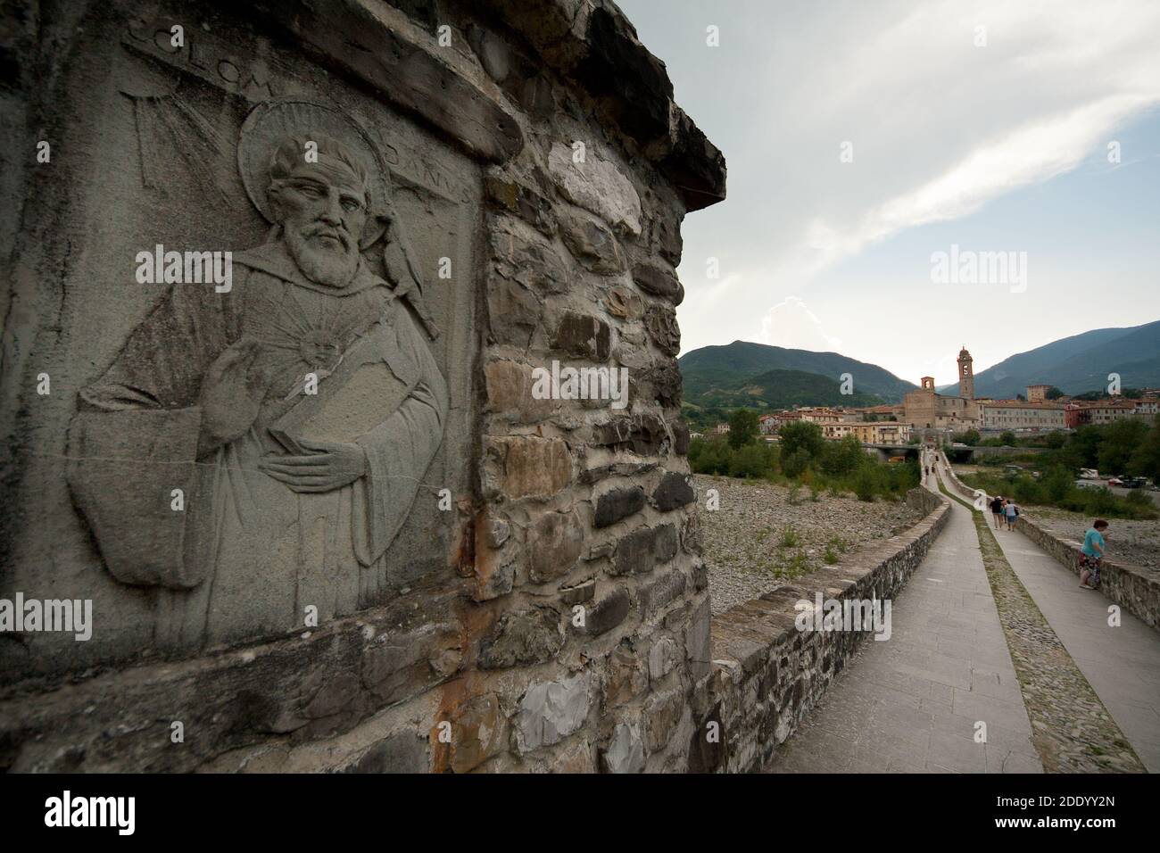 Saint-Columban et le pont de Hunchback (Ponte Gobbo) un ancien pont (romain/médiéval) qui traverse la rivière Trebbia à Bobbio, Piacenza, Italie Banque D'Images Saint-Columban et le pont de Hunchback (Ponte Gobbo) un ancien pont (romain/médiéval) qui traverse la rivière Trebbia à Bobbio, Piacenza, Italie Banque D'Images