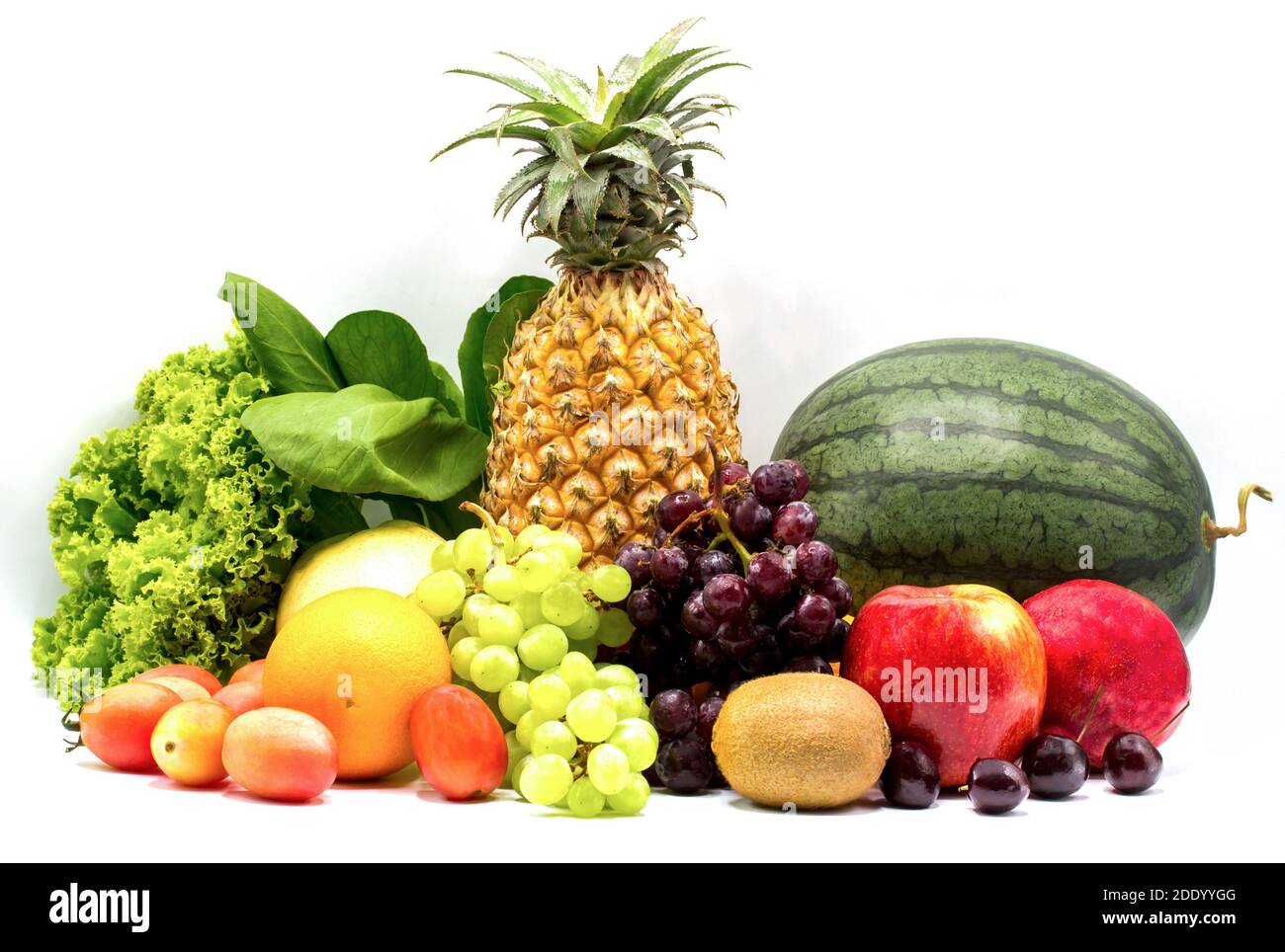 Composition avec fruits et légumes isolés sur fond blanc Banque D'Images