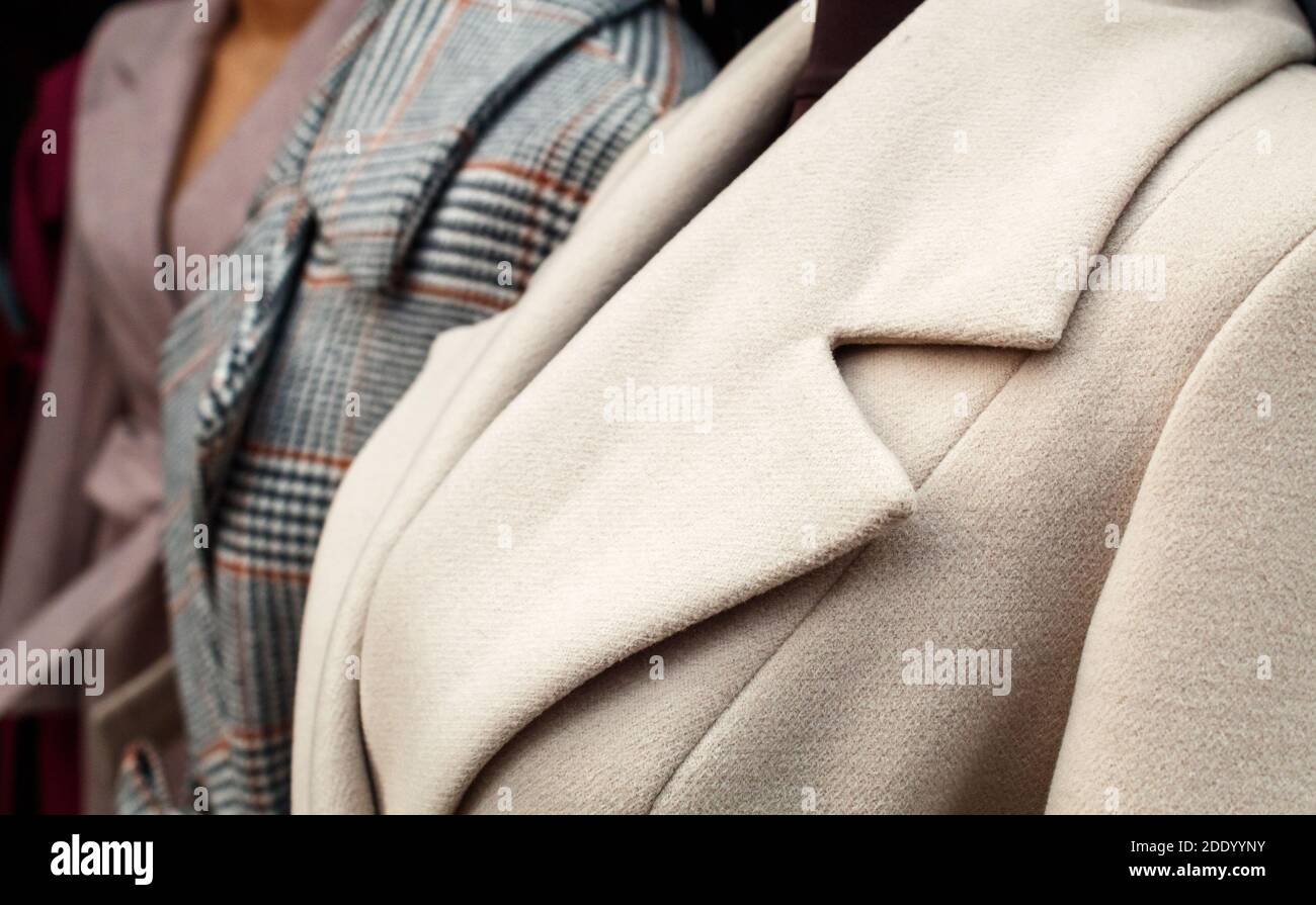 plusieurs manteaux pour femmes portés sur des mannequins dans le marché de la ville extérieur le jour de l'automne Banque D'Images