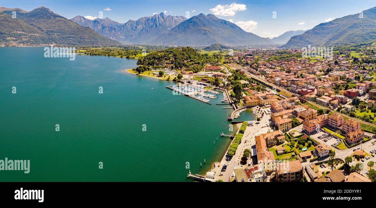 Vue aérienne de la ville de Colico sur le lac de Côme Banque D'Images