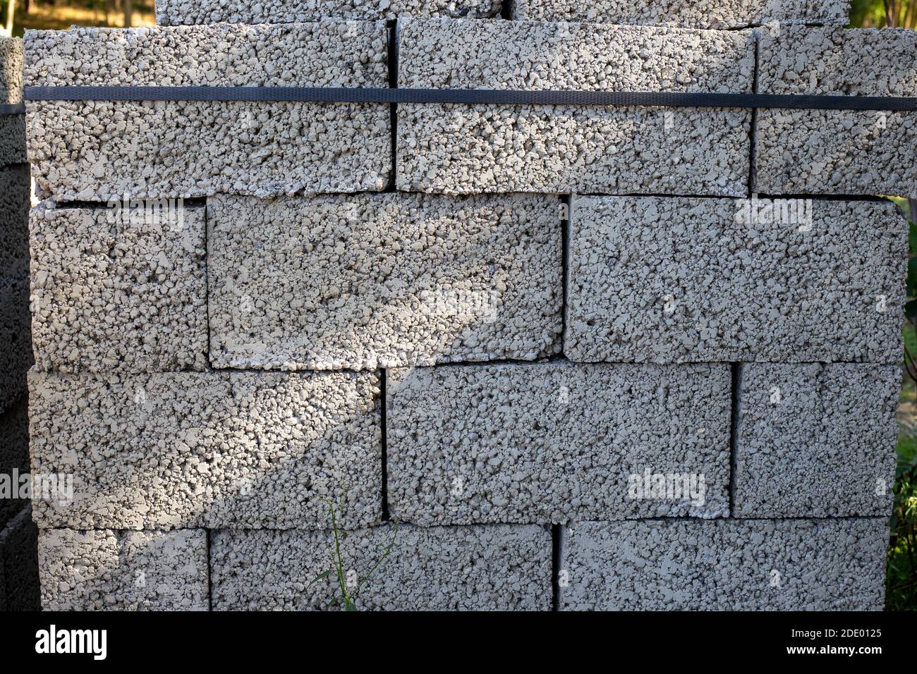 les blocs de béton cellulaire sont soigneusement empilés dans des palettes. Construction et réparation d'une maison de campagne. Banque D'Images