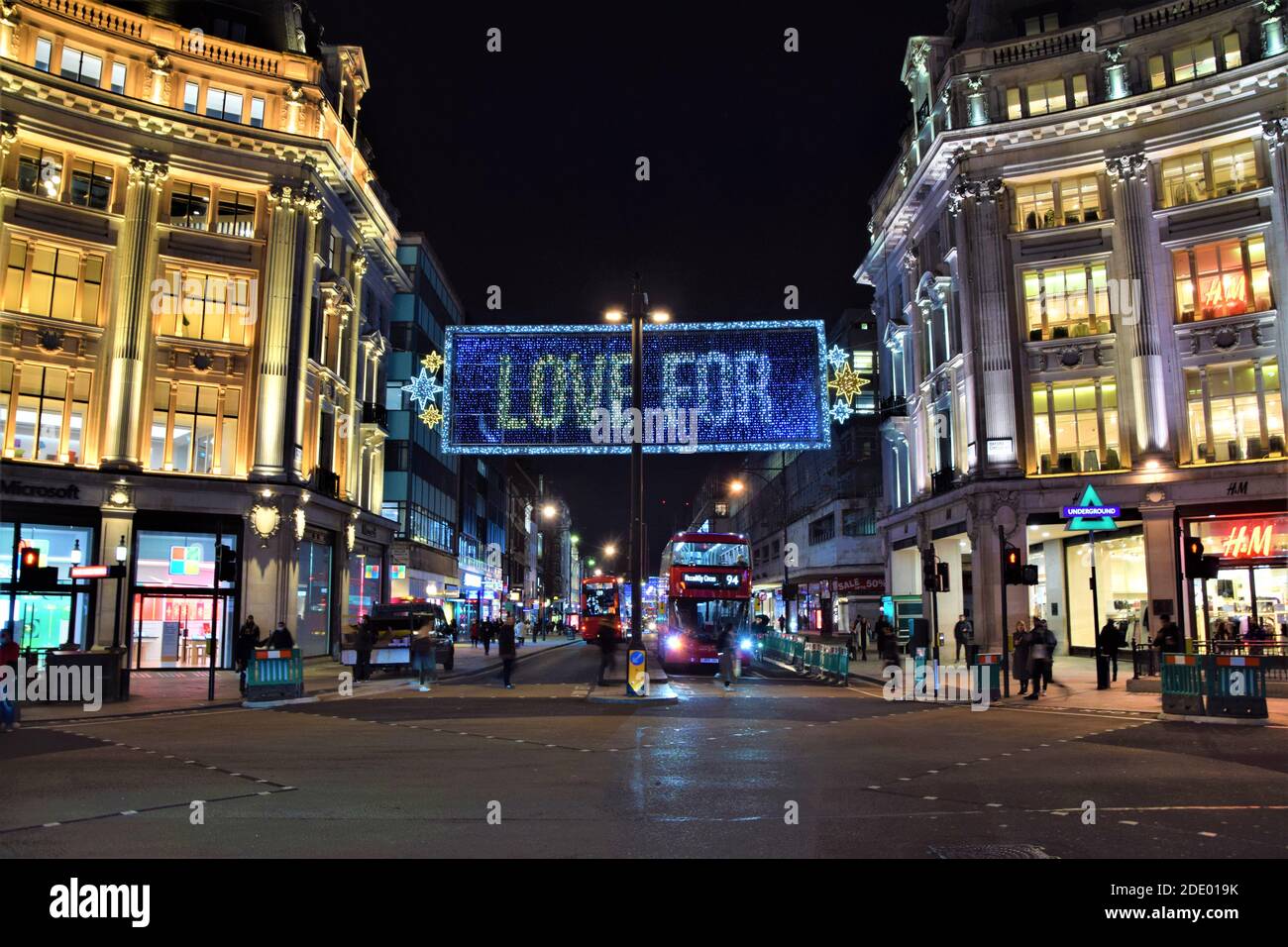 Illuminations de Noël sur Oxford Street, Londres, la nuit Banque D'Images