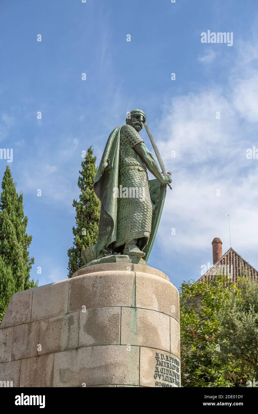 Guimares / Portugal 09 12 2020: Vue sur la statue Dom Afonso Henriques, monument emblématique sculpture, le premier roi du Portugal, sur la ville de Guimares en aval Banque D'Images