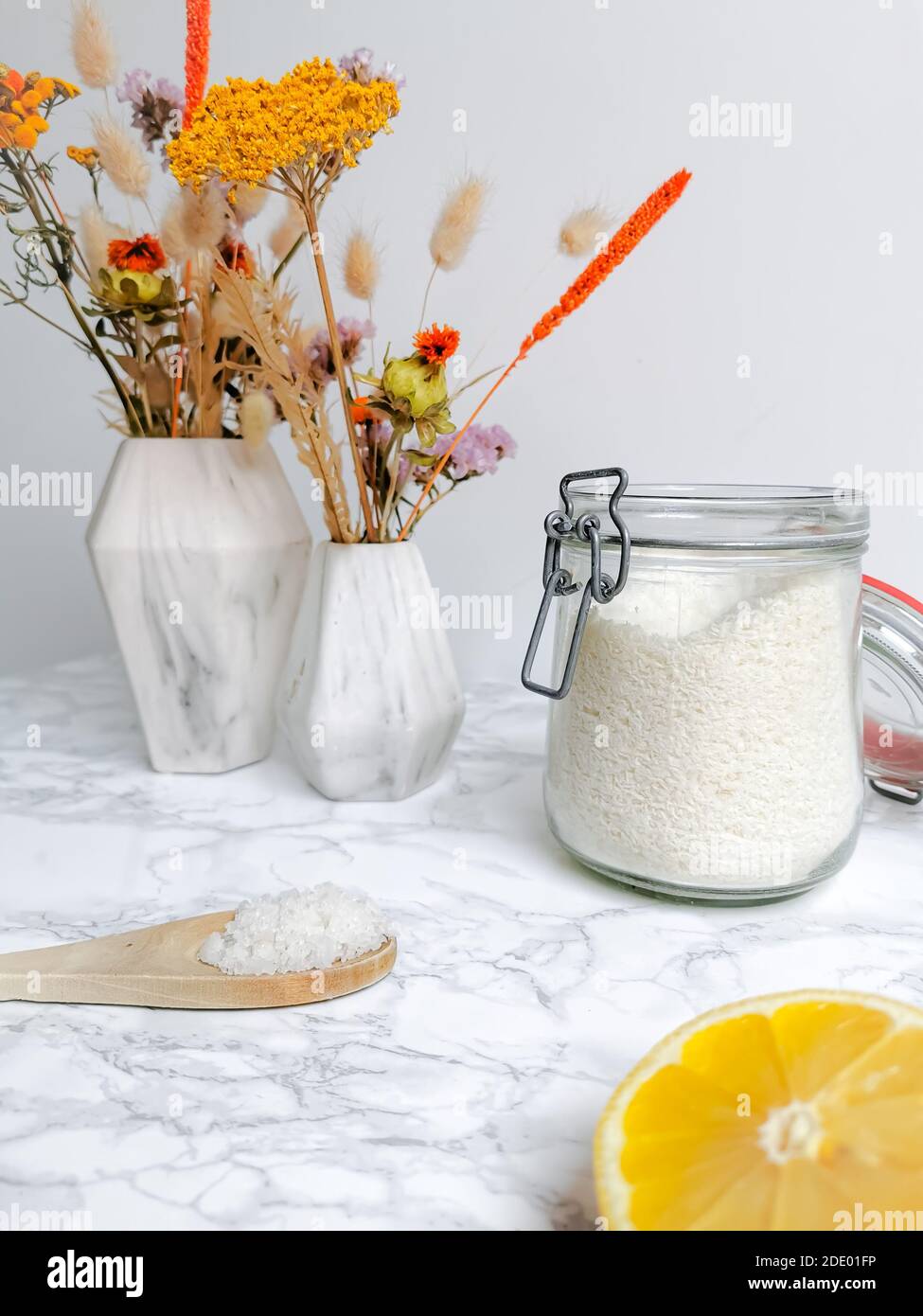 Détergent à lessive fait maison sans plastique provenant de tous les produits naturels tels que comme citron et sodium pour un style de vie écologique Banque D'Images