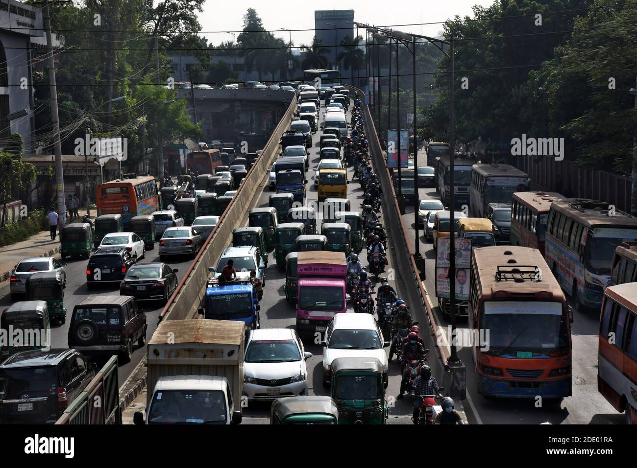 DHAKA, BANGLADESH – 26 novembre 2020 : surpeuplement de la circulation à la volée et sur la route dans la région de Tejgaon à Dhaka. Les embouteillages sont fréquents à Dhaka, dans l'affecti Banque D'Images