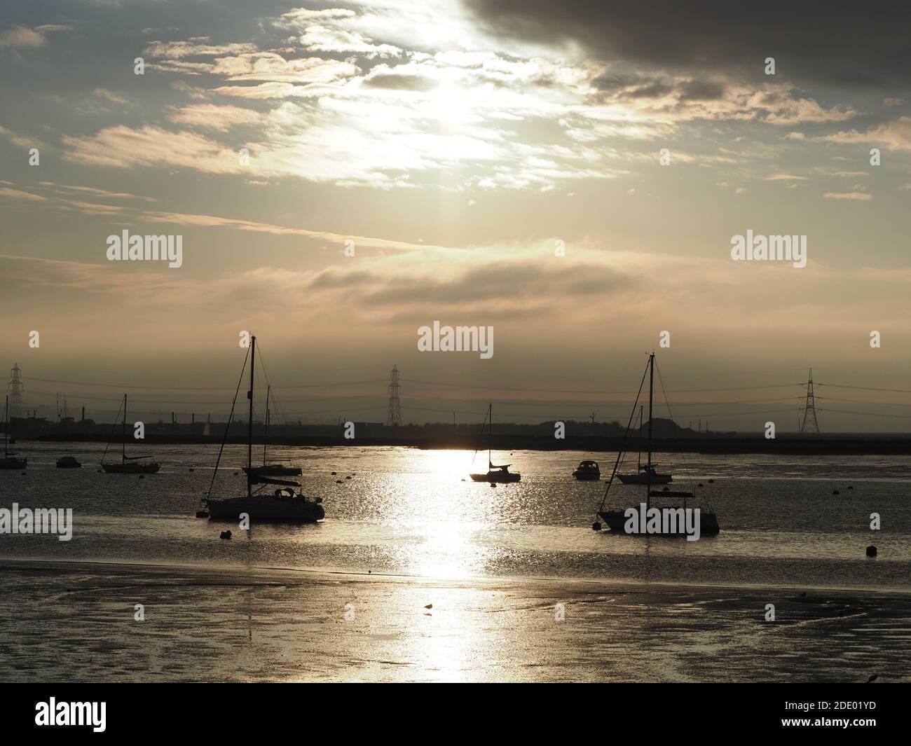 Queenborough, Kent, Royaume-Uni. 27 novembre 2020. Météo Royaume-Uni : coucher de soleil à Queenborough, Kent. Crédit : James Bell/Alay Live News Banque D'Images