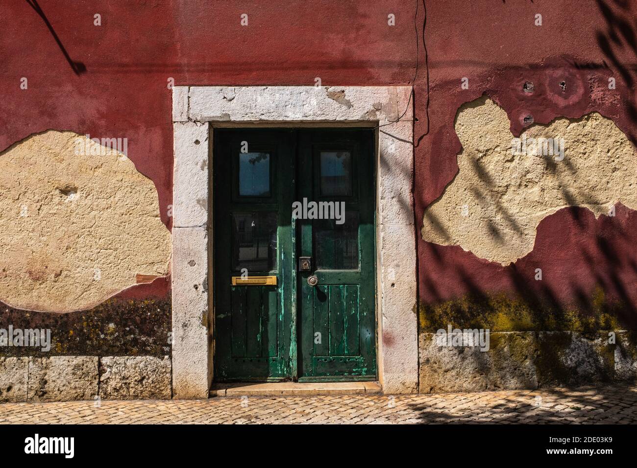 Vue partielle sur la façade d'un bâtiment situé dans le vieux quartier d'Alfama à Lisbonne. Banque D'Images