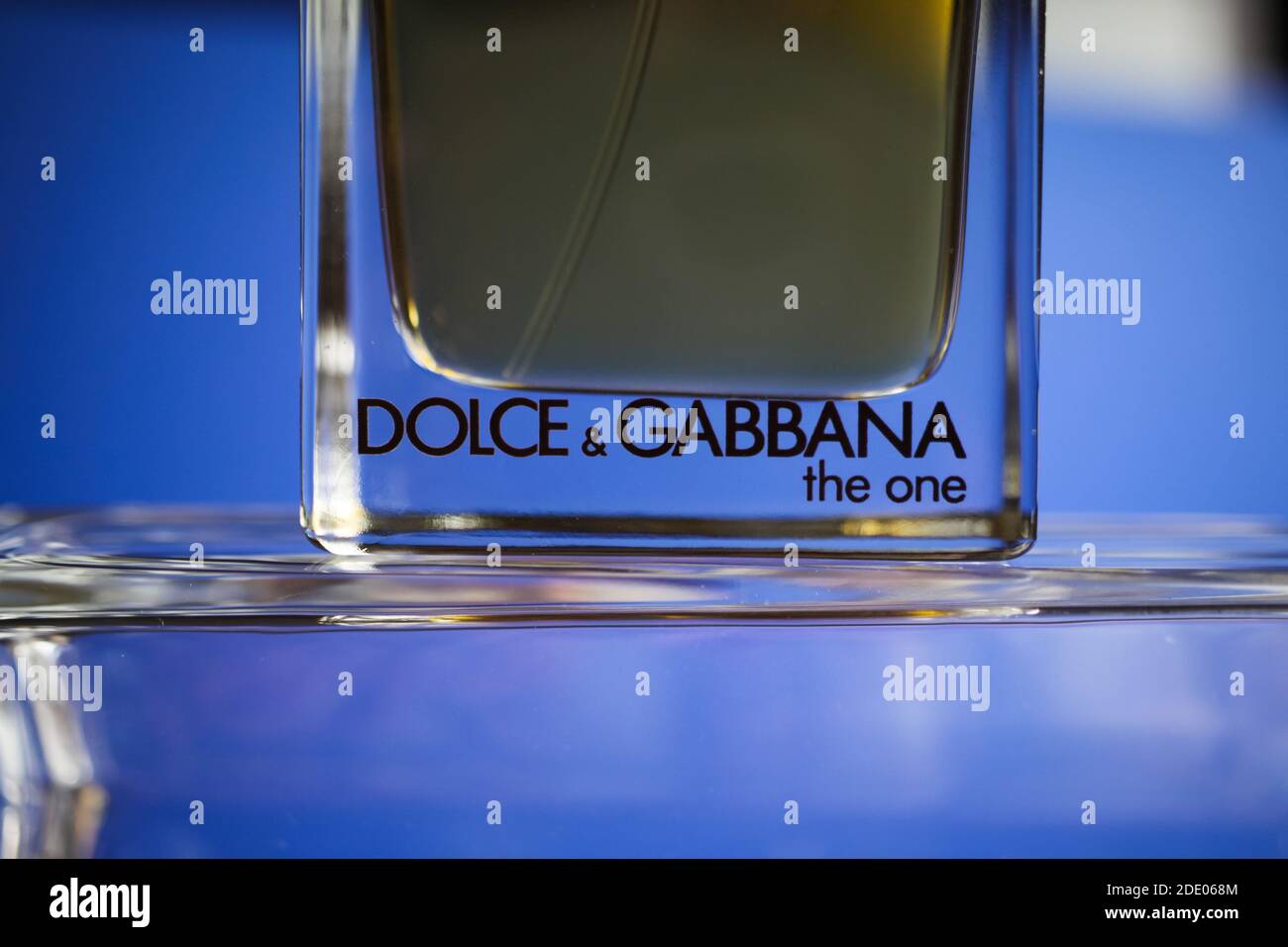 Viersen, Allemagne - mai 9. 2020: Gros plan de Dolce isolé et de Gabbana le seul homme parfume le diacre sur fond de verre bleu Banque D'Images