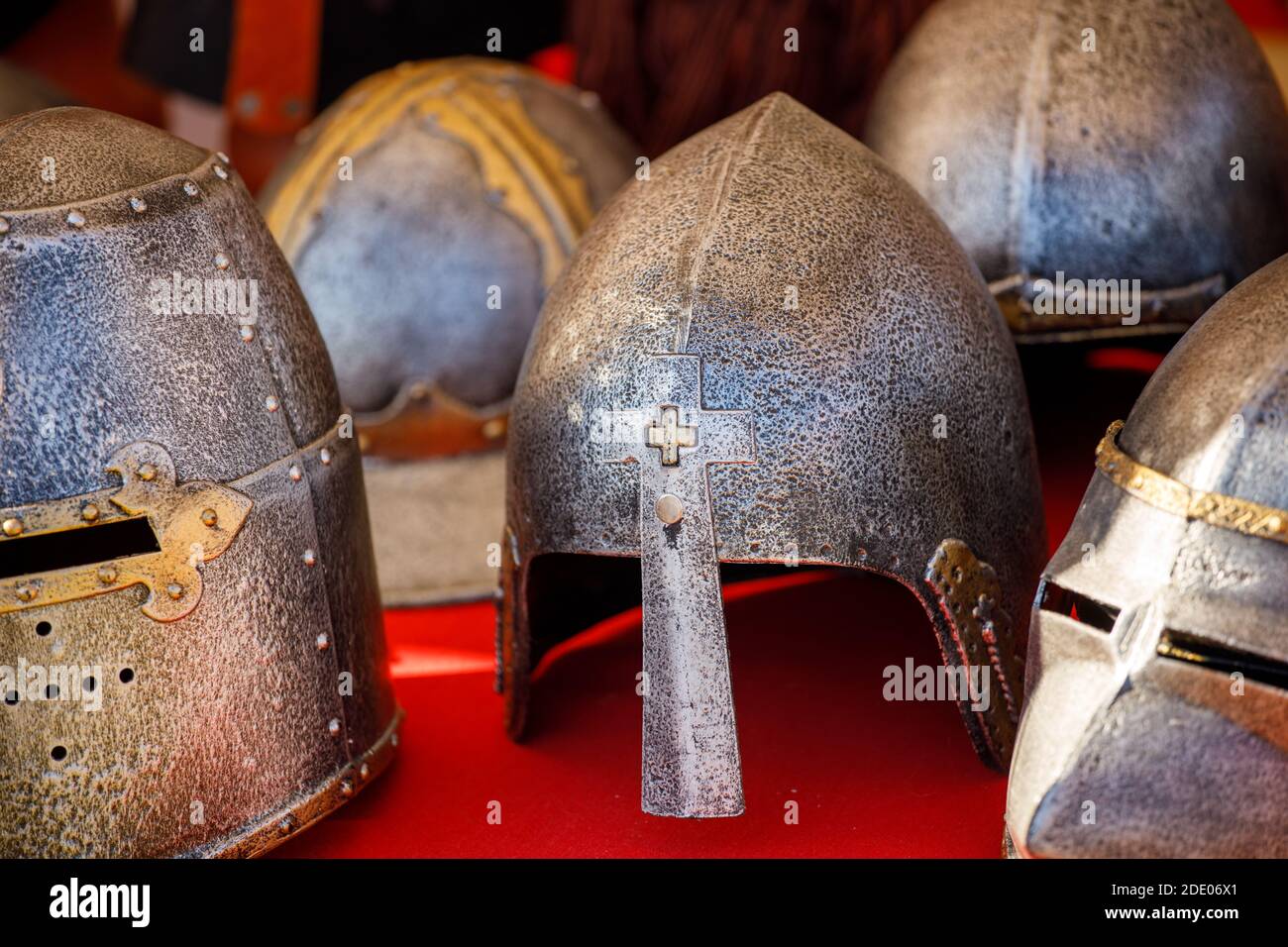 Russie. Vyborg. 08.20.2020 des casques de chevalier décoratifs se trouvent sur le comptoir Banque D'Images