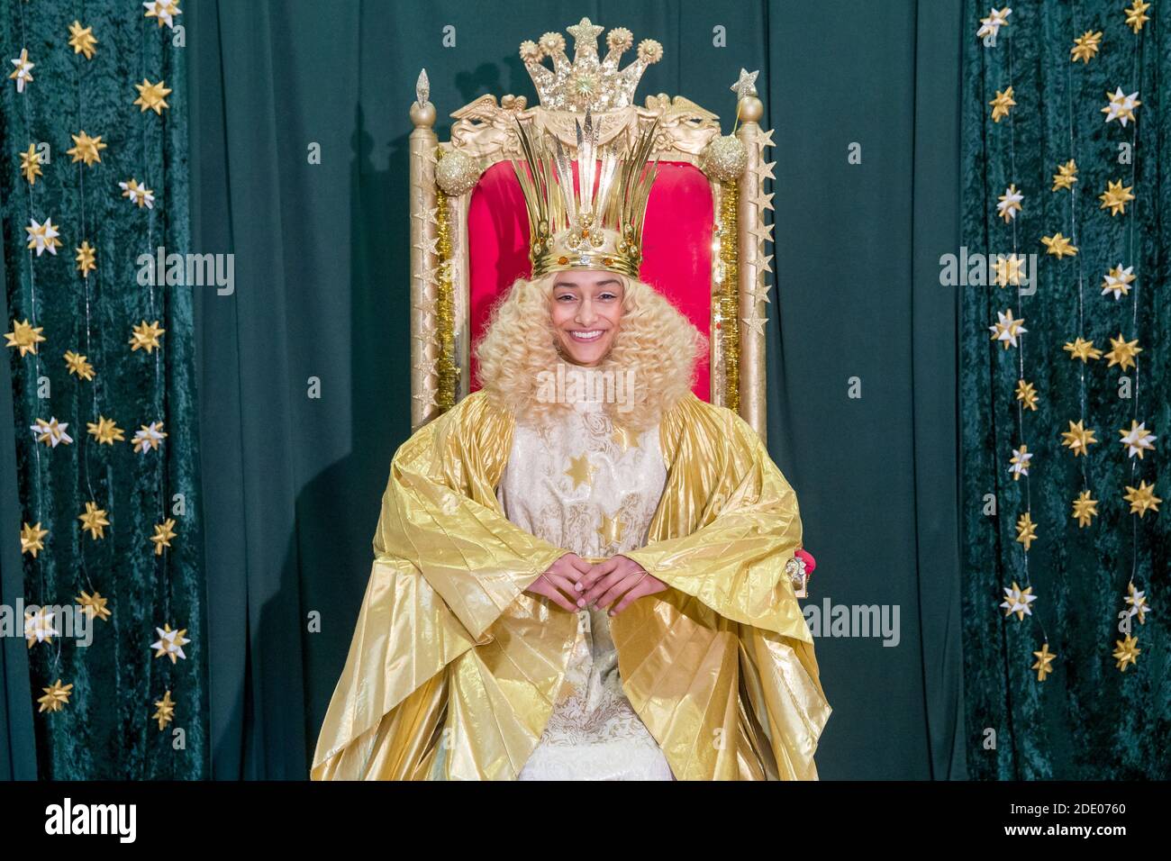 Nuremberg, Allemagne. 27 novembre 2020. Le Christ Child de Nuremberg, Benigna Munsi, est assis dans sa robe sur une chaise à l'hôtel de ville de Nuremberg. Le célèbre marché de Noël de Nuremberg, dont l'ouverture était prévue à l'origine le 27.11.2020 avec le prologue de l'enfant Christ de Nuremberg, sera annulé cette année en raison de la pandémie de Corona. Pour la première fois dans l'histoire de l'enfant Christ de Nuremberg, il peut être atteint par téléphone. Deux fois par semaine, il répond aux questions des enfants. Credit: Daniel Karmann/dpa/Alay Live News Banque D'Images