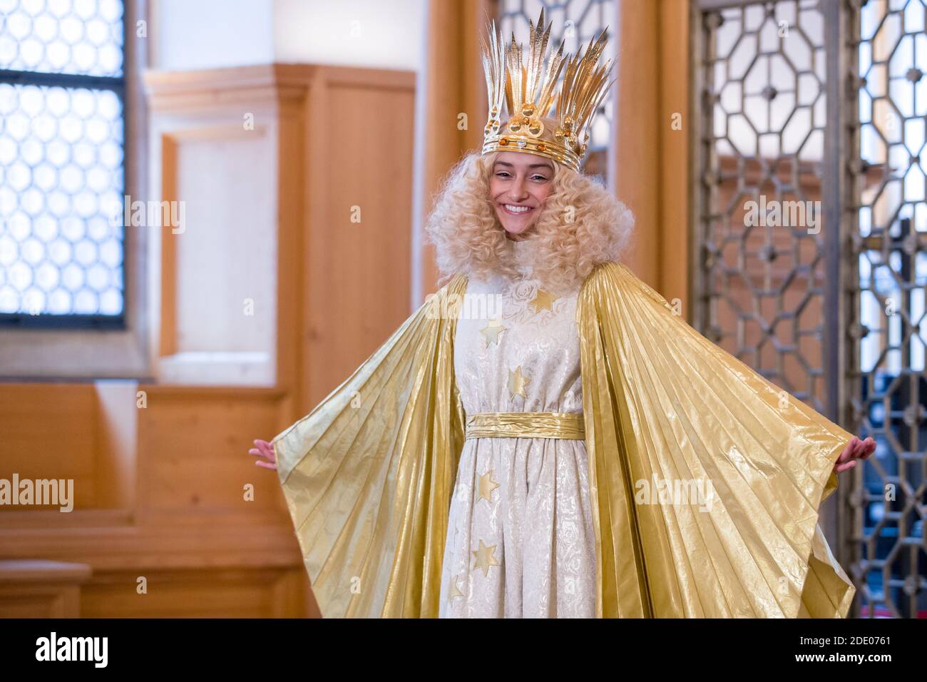 Nuremberg, Allemagne. 27 novembre 2020. Le Christ Child de Nuremberg, Benigna Munsi, se tient dans sa robe à l'hôtel de ville de Nuremberg. Le célèbre marché de Noël de Nuremberg, dont l'ouverture était prévue à l'origine le 27.11.2020 avec le prologue de l'enfant Christ de Nuremberg, est annulé cette année en raison de la pandémie de Corona. Pour la première fois dans l'histoire de l'enfant Christ de Nuremberg, il peut être atteint par téléphone. Deux fois par semaine, il répond aux questions des enfants. Credit: Daniel Karmann/dpa/Alay Live News Banque D'Images