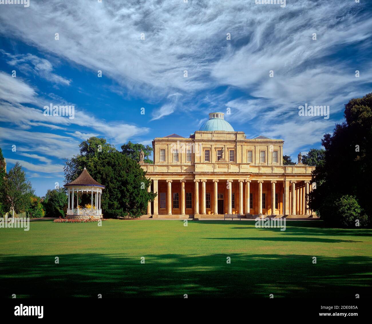 Fr - GLOUCESTERSHIRE Pittville Pump Rooms : Le à Cheltenham Spa Banque D'Images