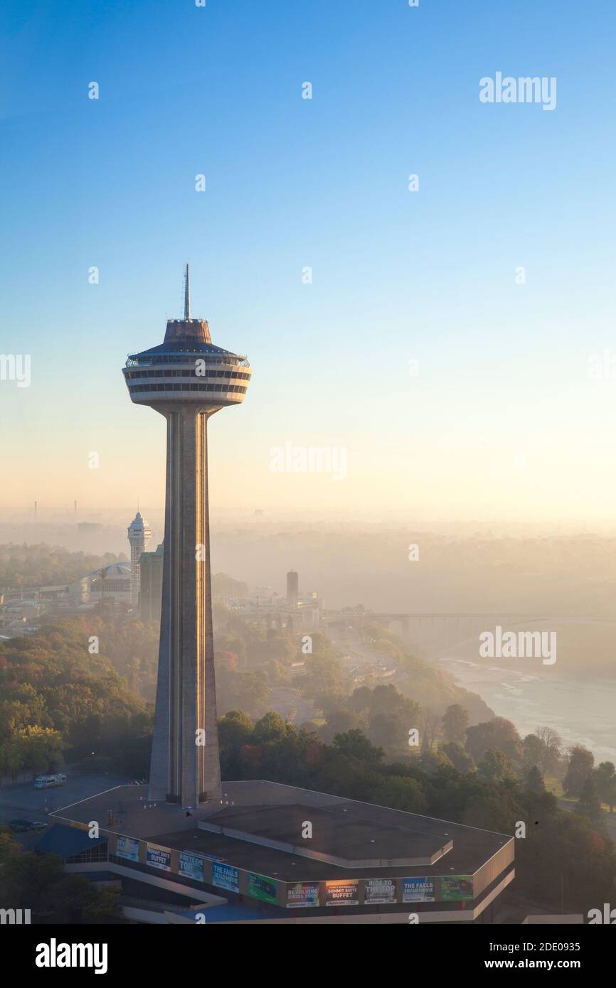 Le Canada et les Etats-Unis, l'Ontario et l'État de New York, Niagara, Niagara Falls, vue de la tour Skylon et les chutes américaines Banque D'Images