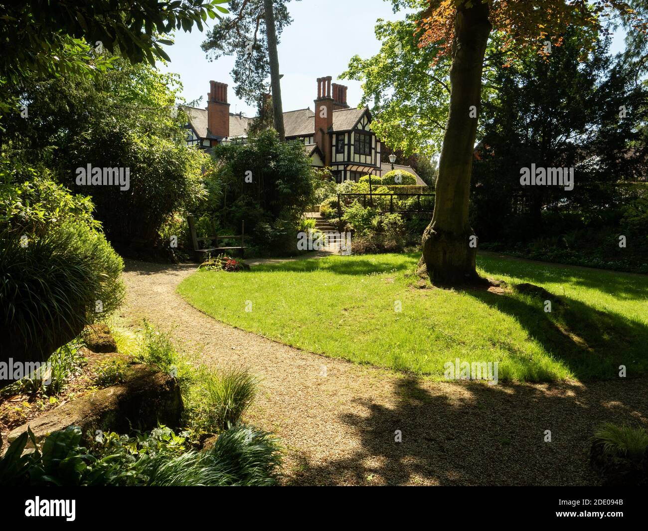 Aldenham, Hertfordshire / Angleterre - Mai 06 2020: George Harrison Memorial Garden au Bhaktivedanta Manor ISKCON centre. Banque D'Images