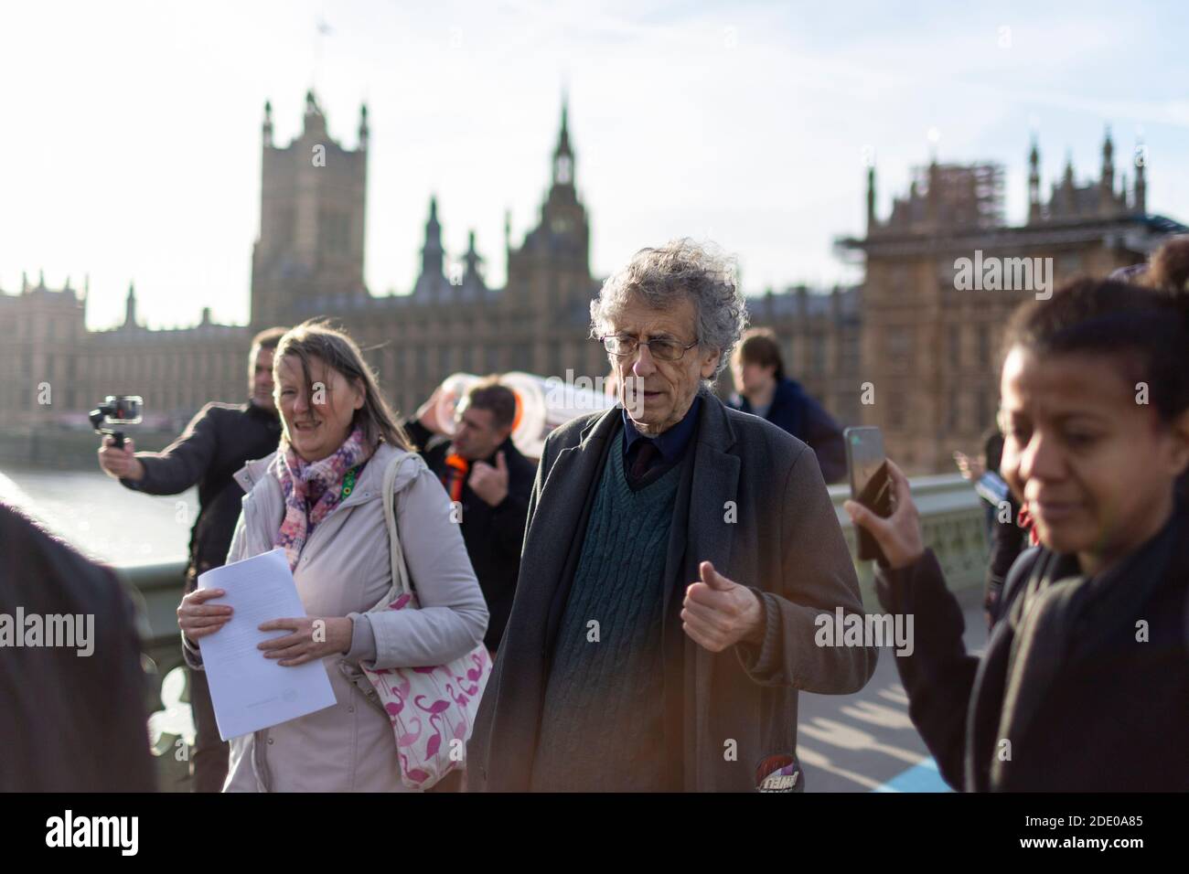 Piers Corbyn parlant avec des manifestants lors d'une manifestation contre la vaccination, Westminster Bridge, Londres, 24 novembre 2020 Banque D'Images