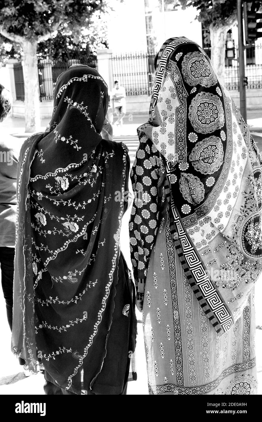 Photo en niveaux de gris de deux femmes indiennes en saree la rue Banque D'Images