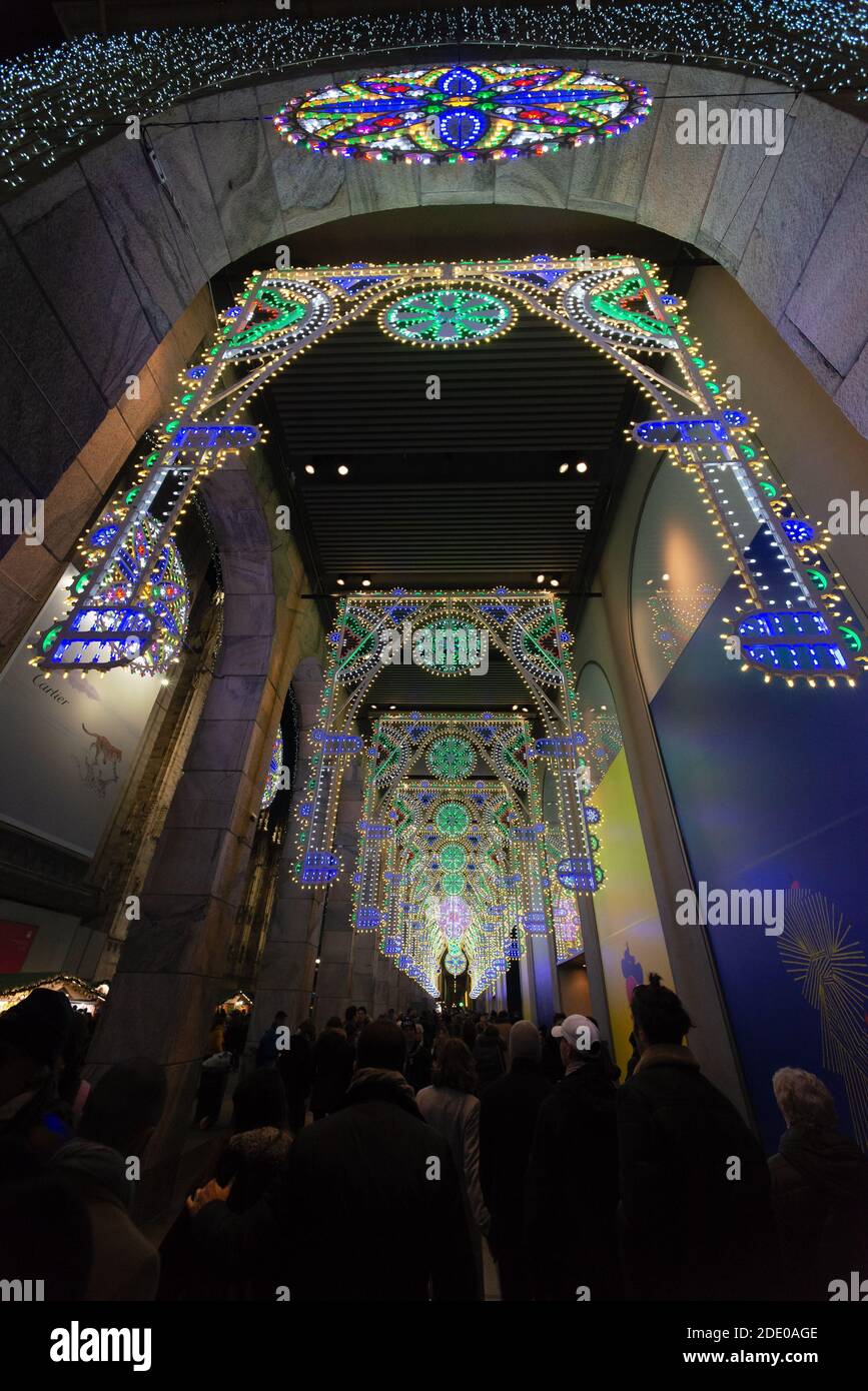 Milan, Lombardie, Italie - Janvier 2019 : décorations de Noël dans la Via Vittorio Emanuele Banque D'Images