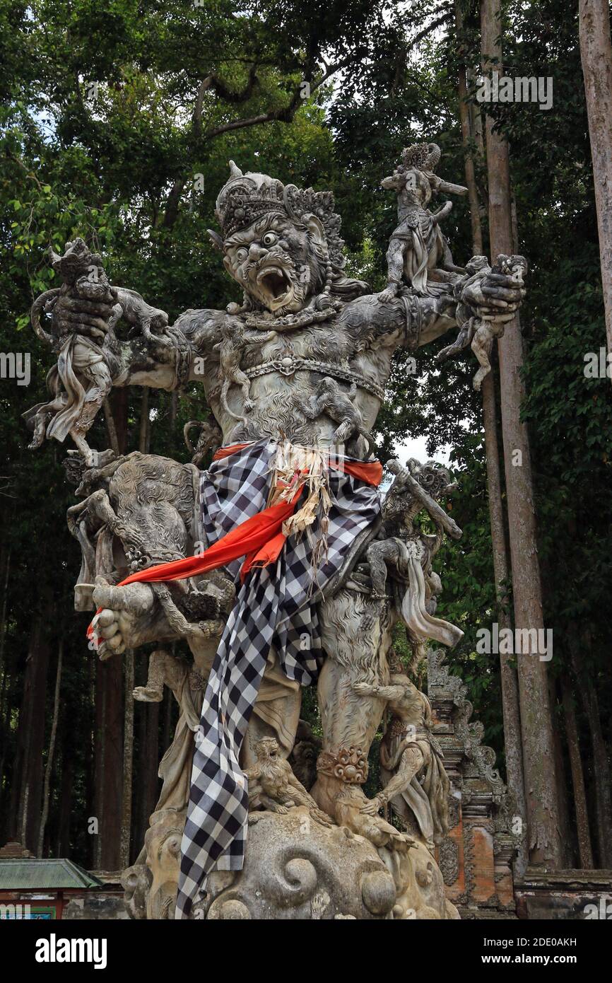 Statue de Kumbhakarna, temple de Bukit Sari, forêt de singes de Sangeh, Bali, Indonésie Banque D'Images