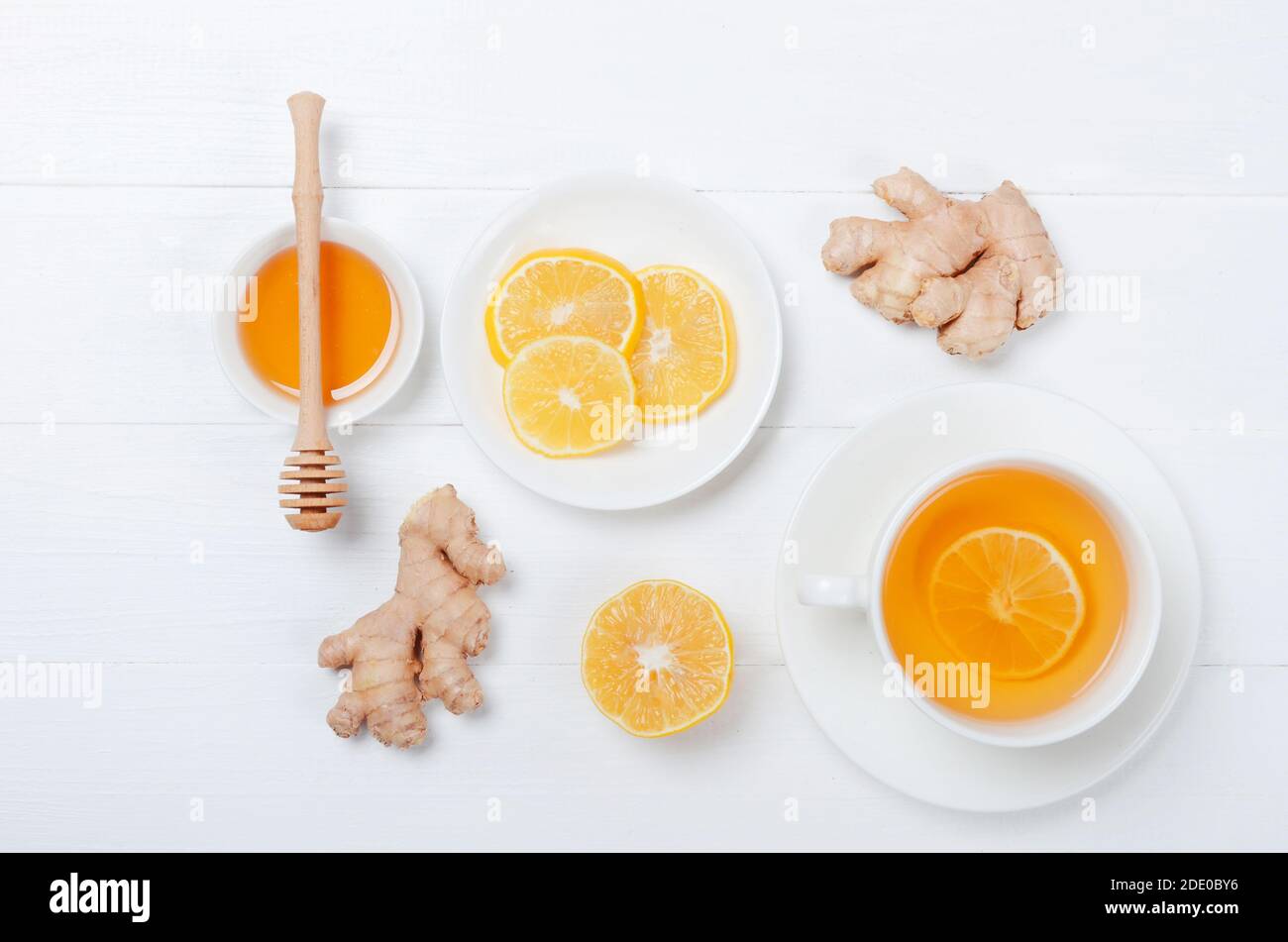 Gingembre avec citron et tisane sur fond de bois blanc Banque D'Images